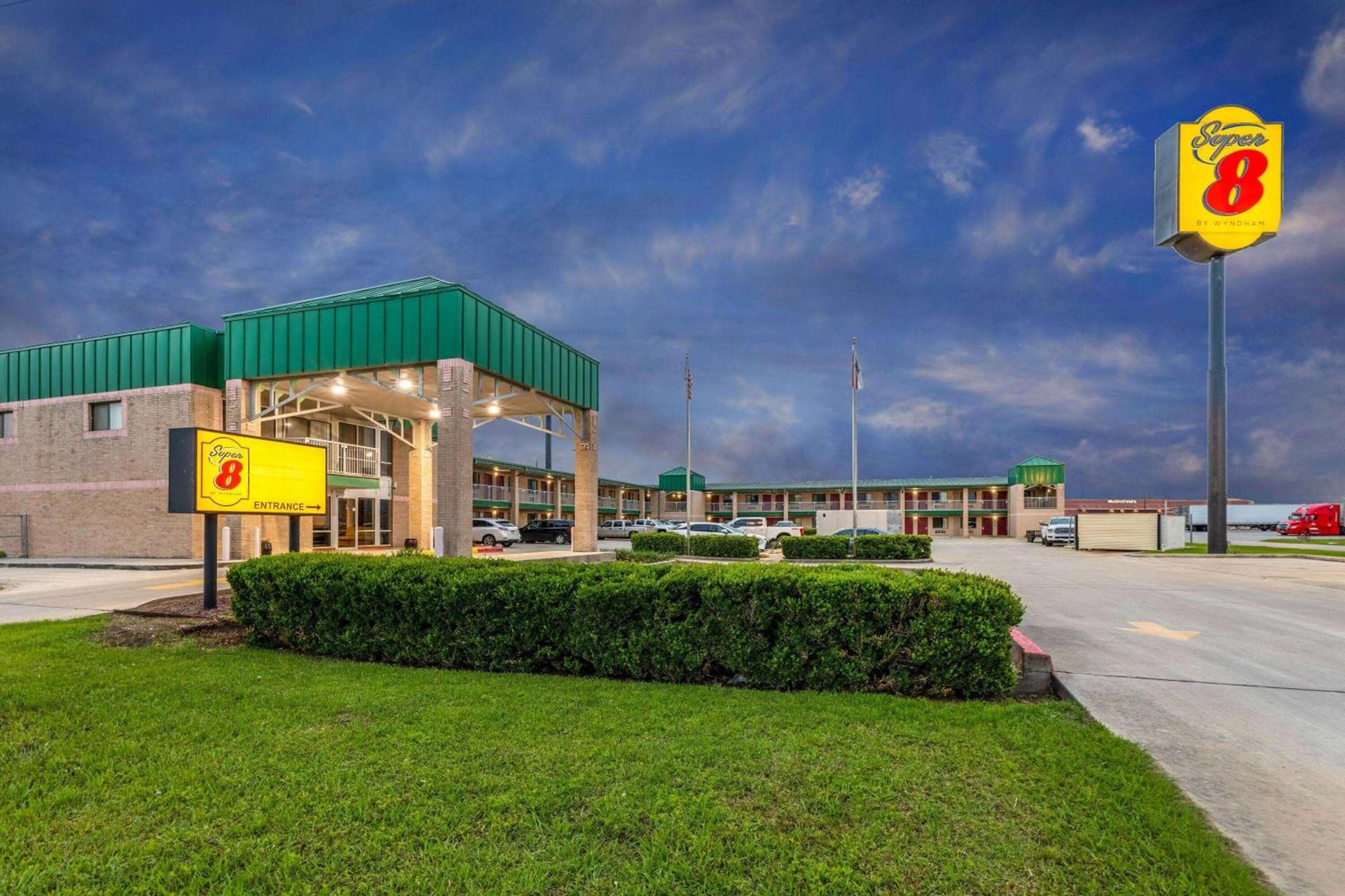 Super 8 by Wyndham Seguin photo 3