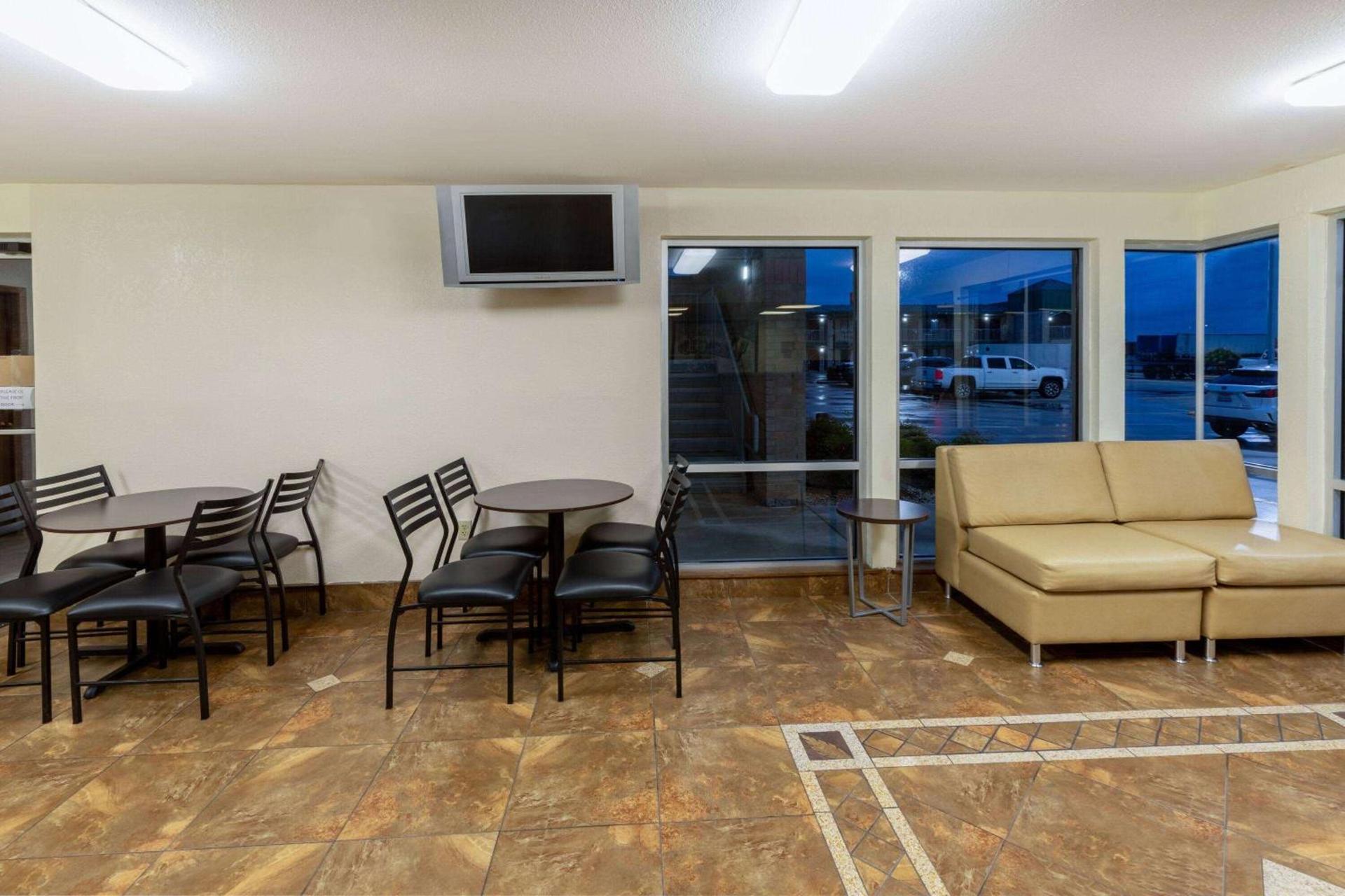 Super 8 by Wyndham Seguin photo 5