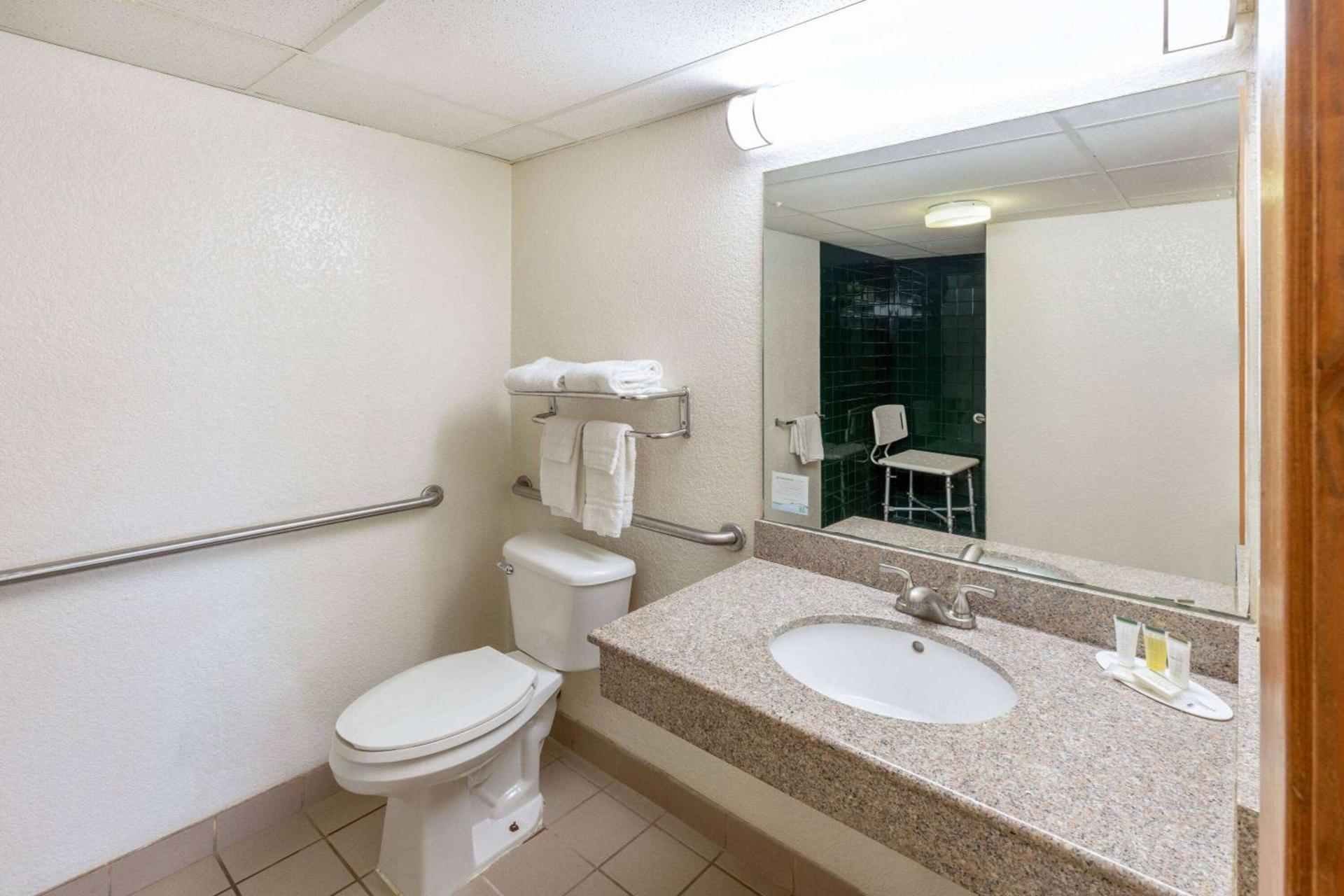 Super 8 by Wyndham Seguin photo 8