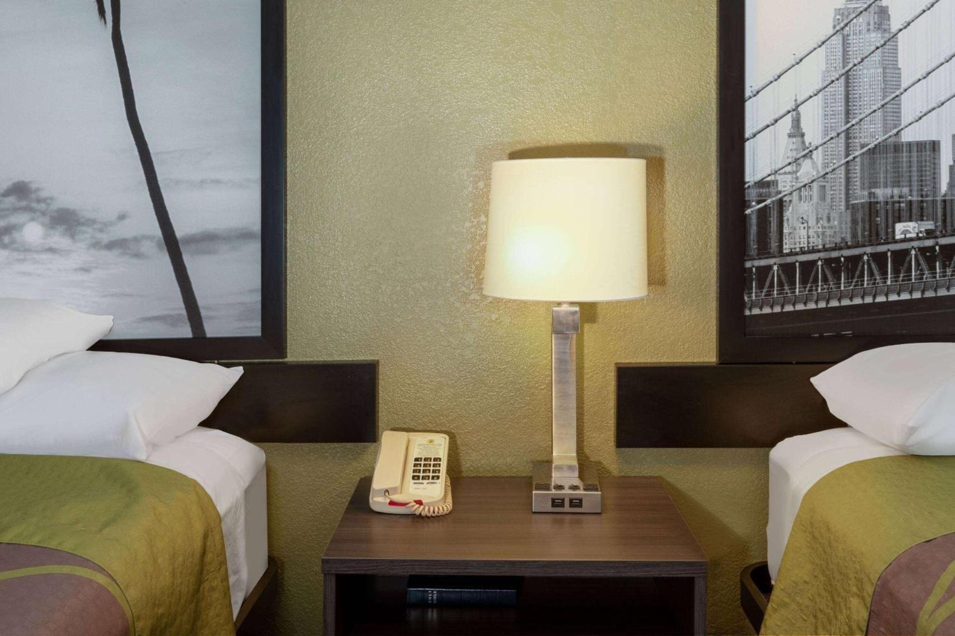 Super 8 by Wyndham Seguin photo 9