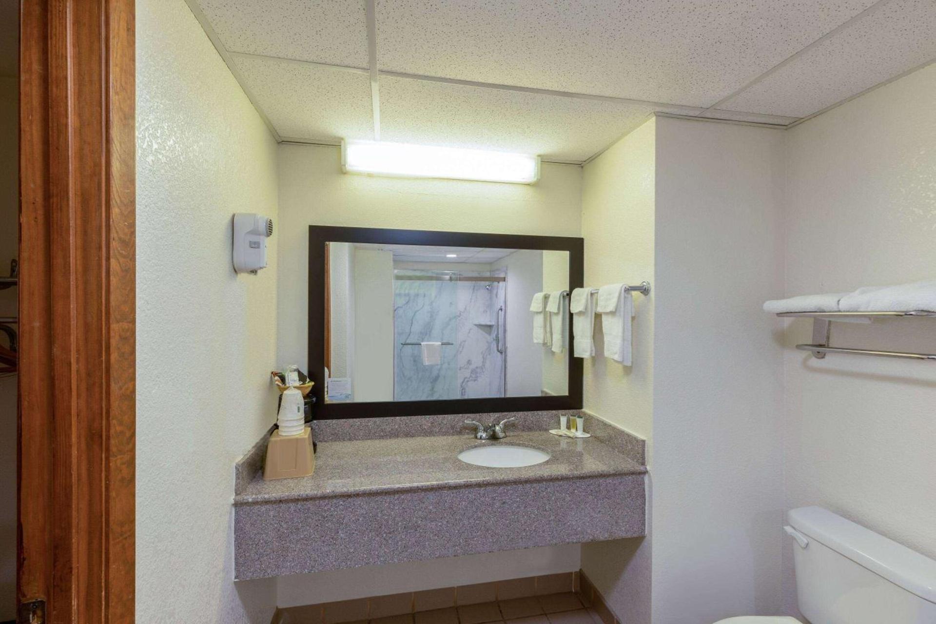 Super 8 by Wyndham Seguin photo 10