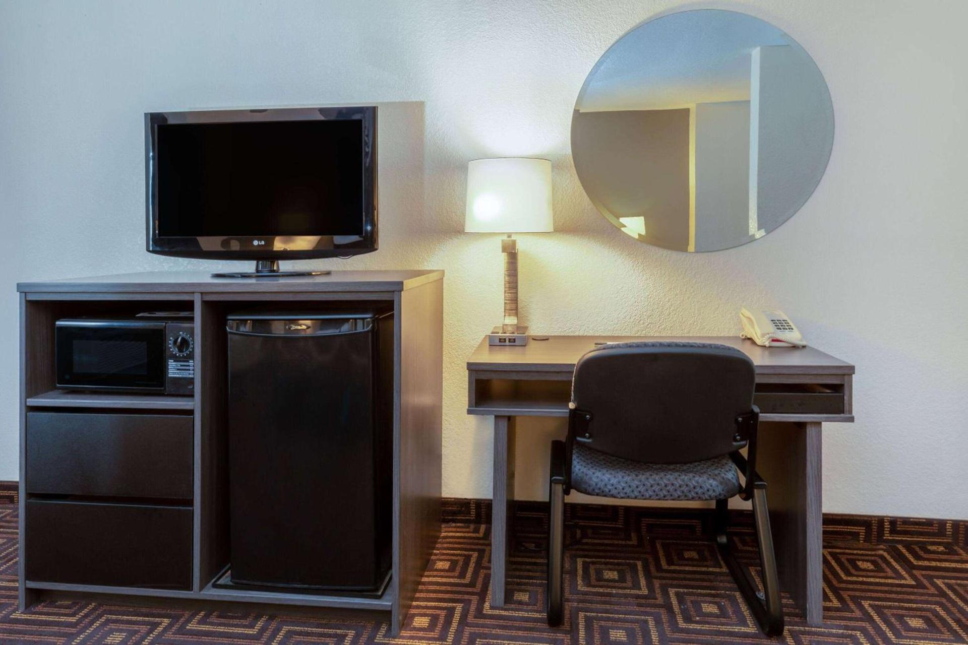 Super 8 by Wyndham Seguin photo 11