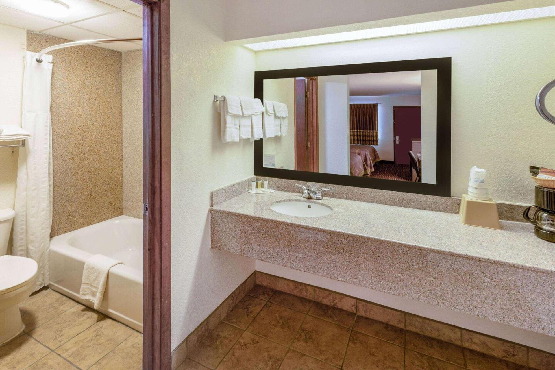 Super 8 by Wyndham Seguin photo 13