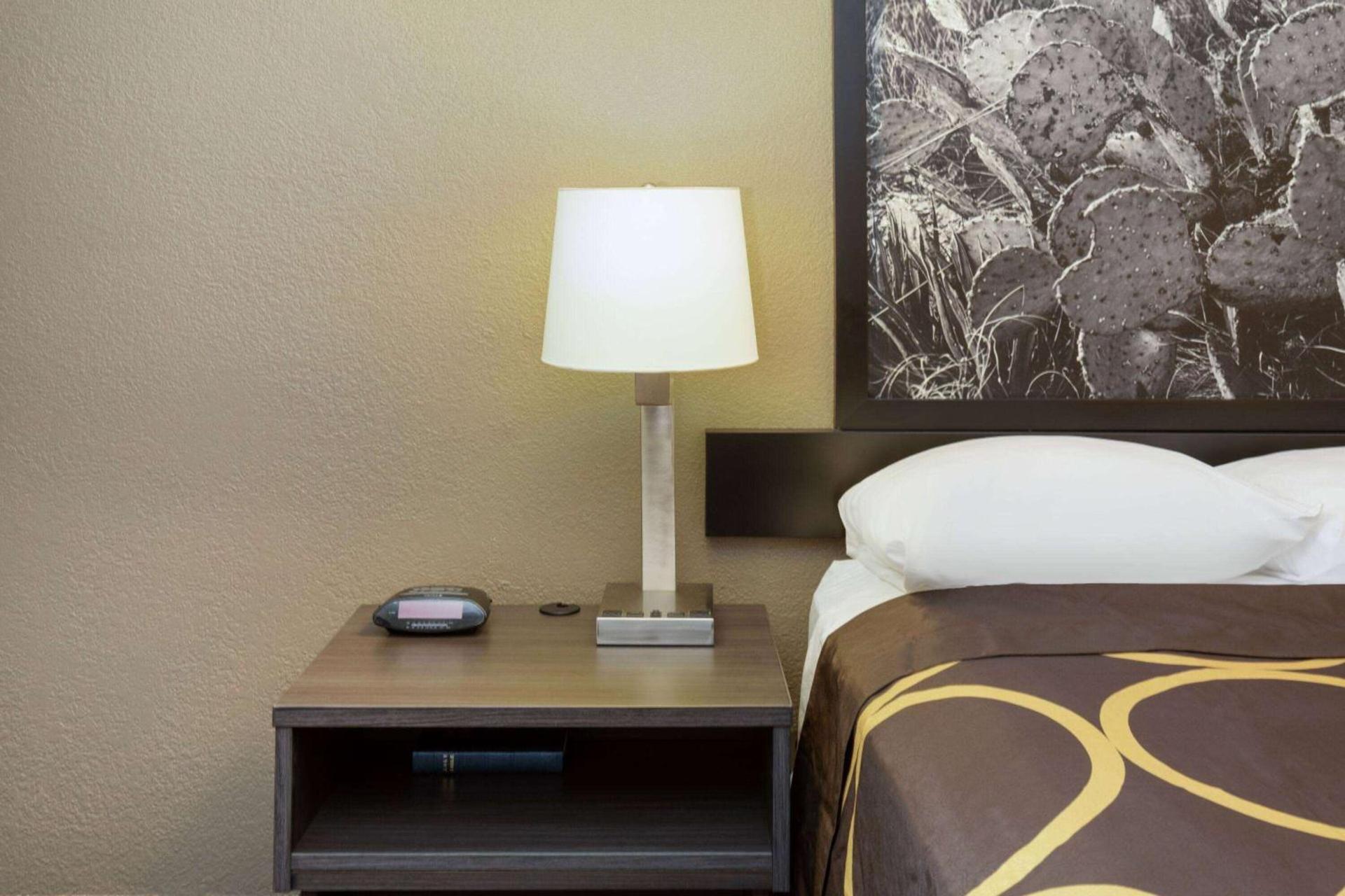 Super 8 by Wyndham Seguin photo 12