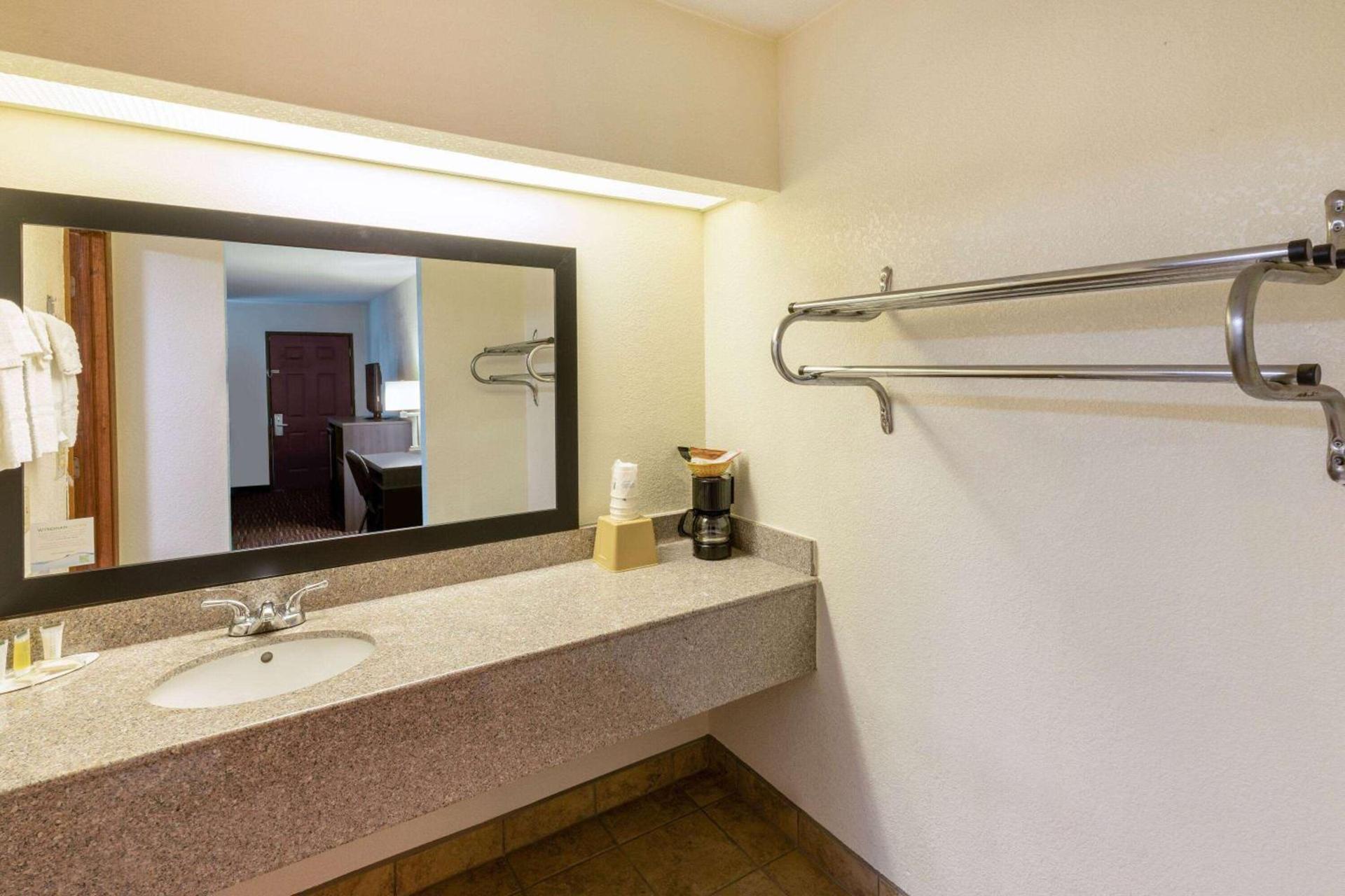 Super 8 by Wyndham Seguin photo 15