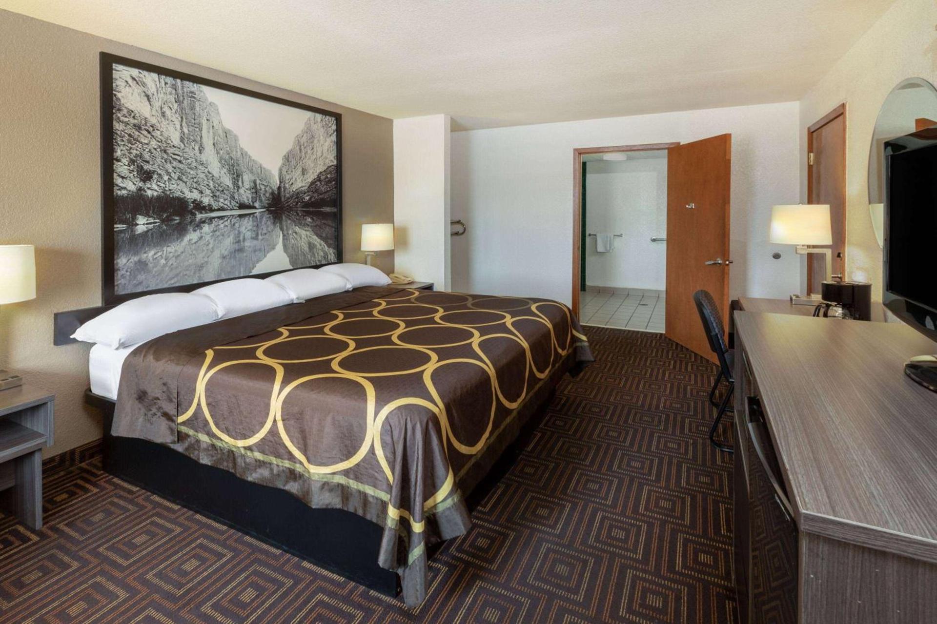 Super 8 by Wyndham Seguin photo 16