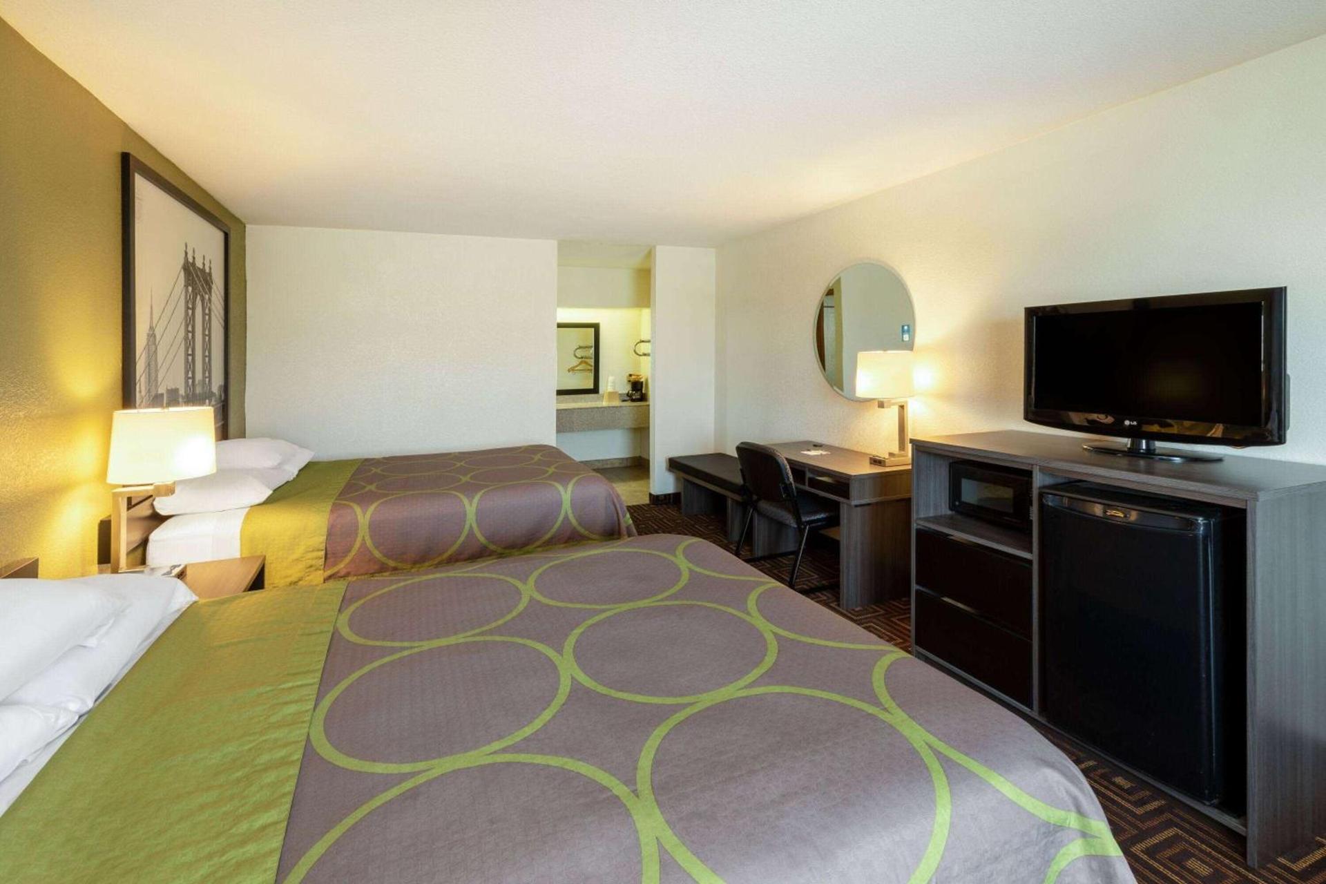 Super 8 by Wyndham Seguin photo 18