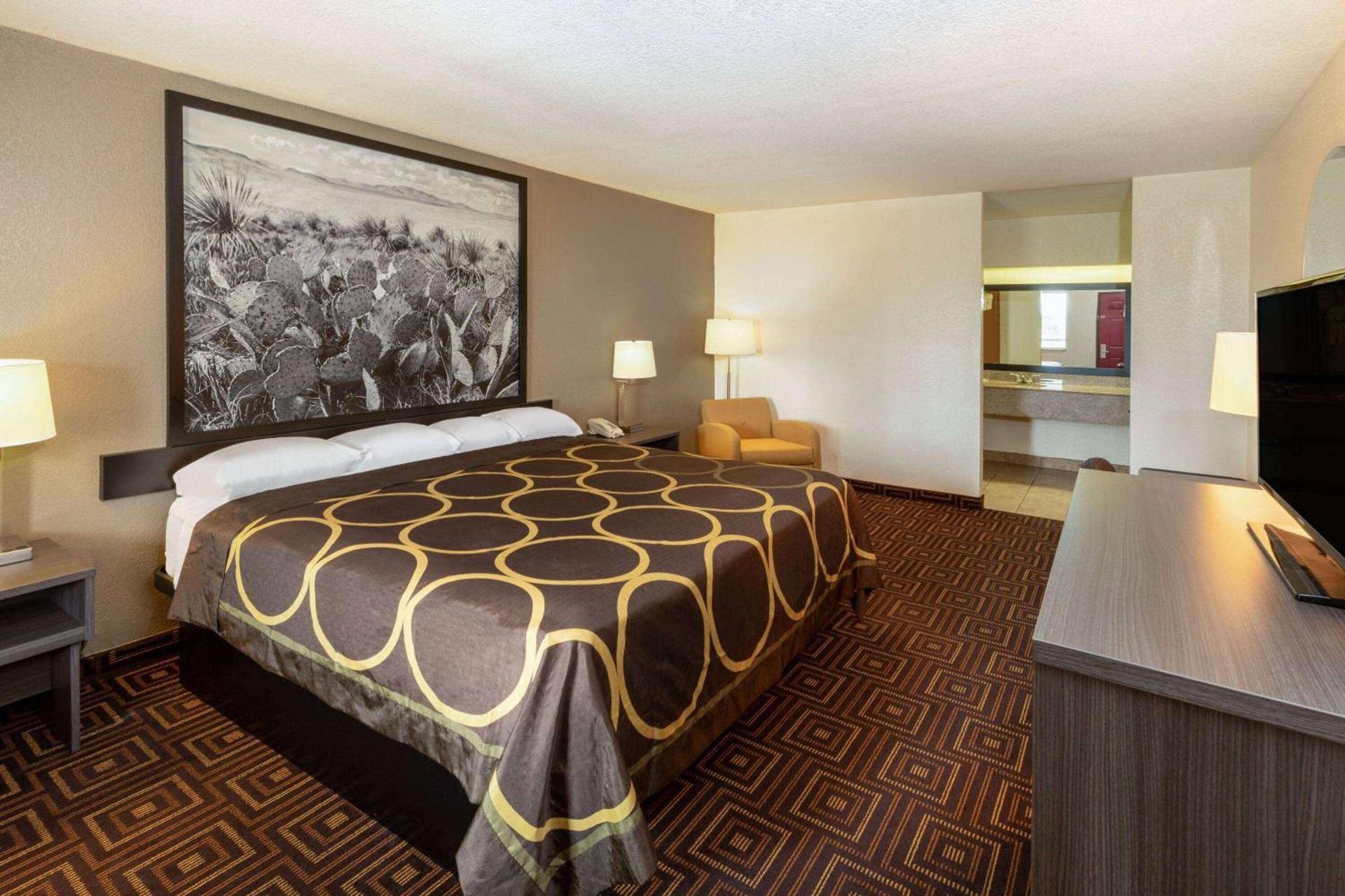 Super 8 by Wyndham Seguin photo 22