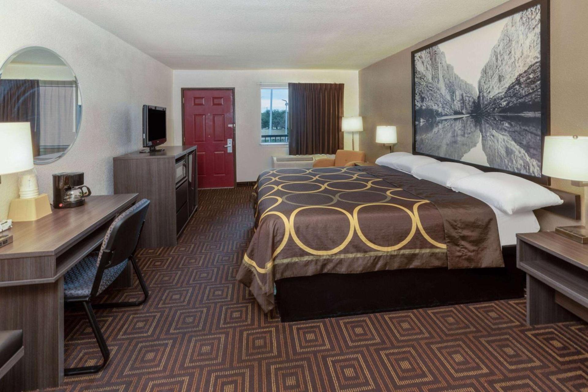 Super 8 by Wyndham Seguin photo 24
