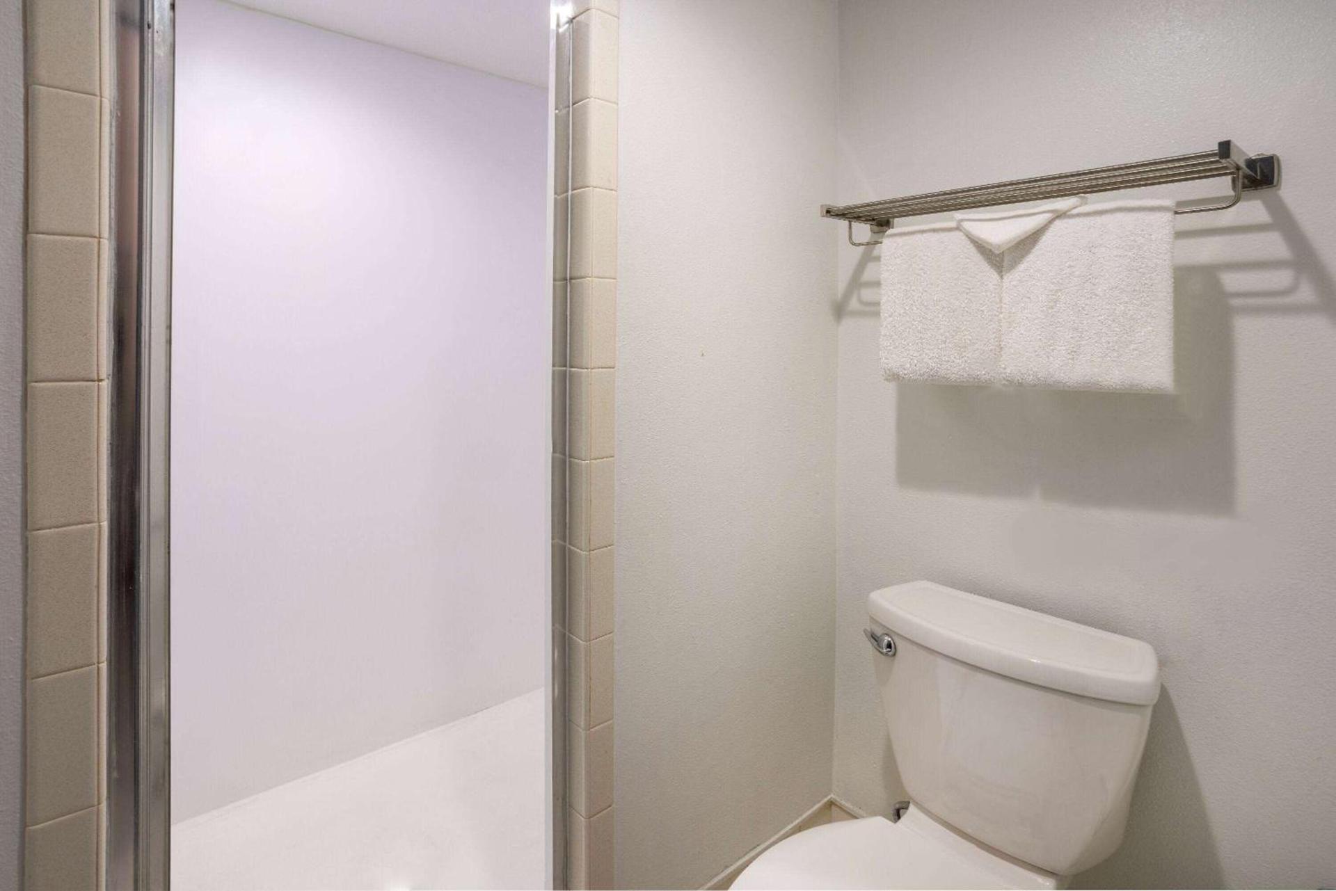 Travelodge by Wyndham Appleton photo 11