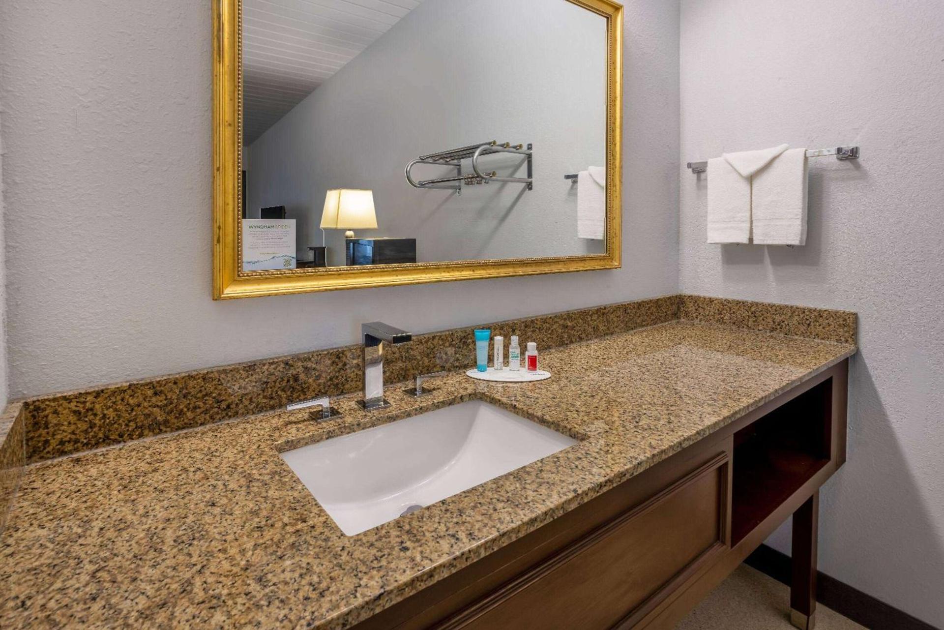 Travelodge by Wyndham Appleton photo 14