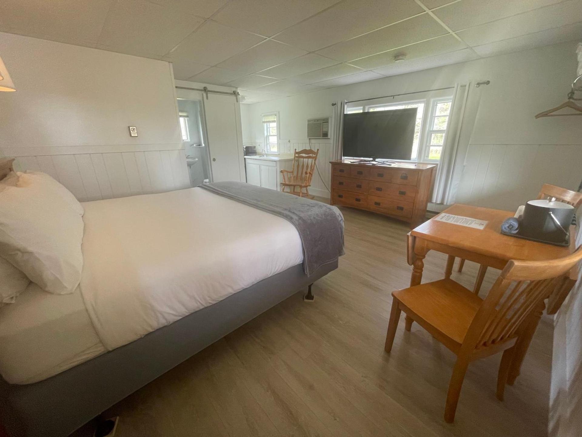 Kennebunkport Motor Lodge photo 53