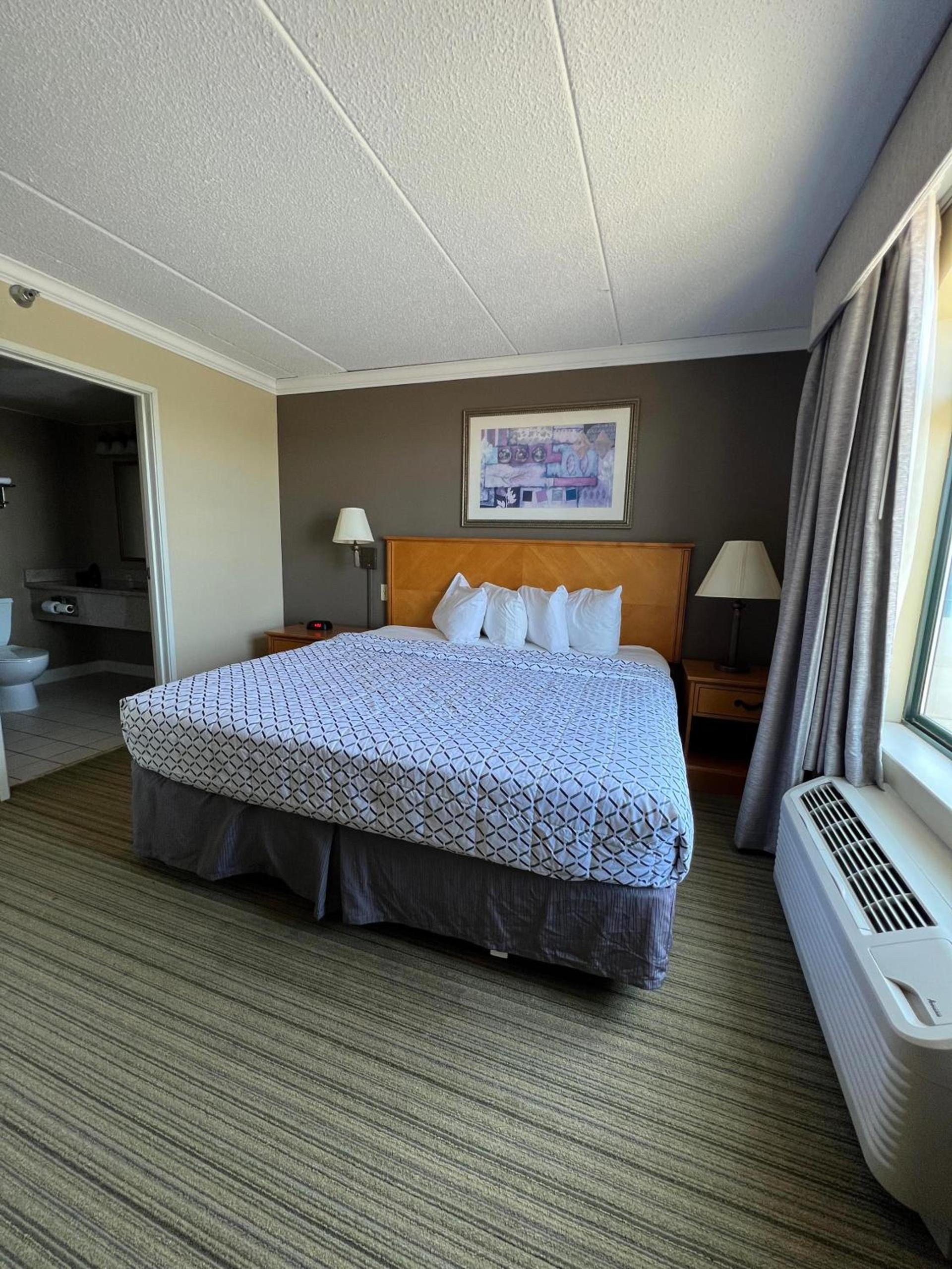 Wingate by Wyndham Coon Rapids photo 11