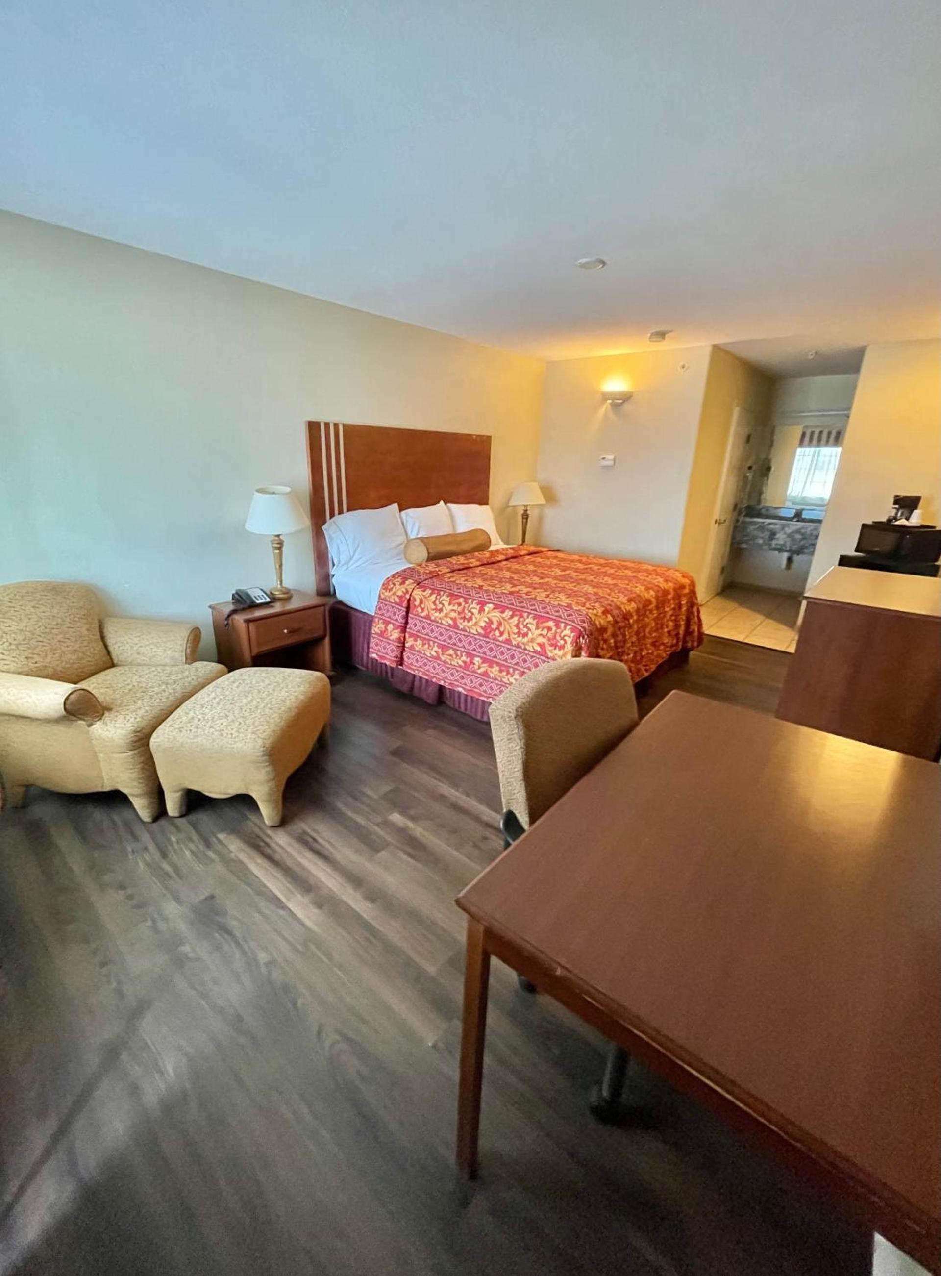 Riviera Inn and Suites photo 5