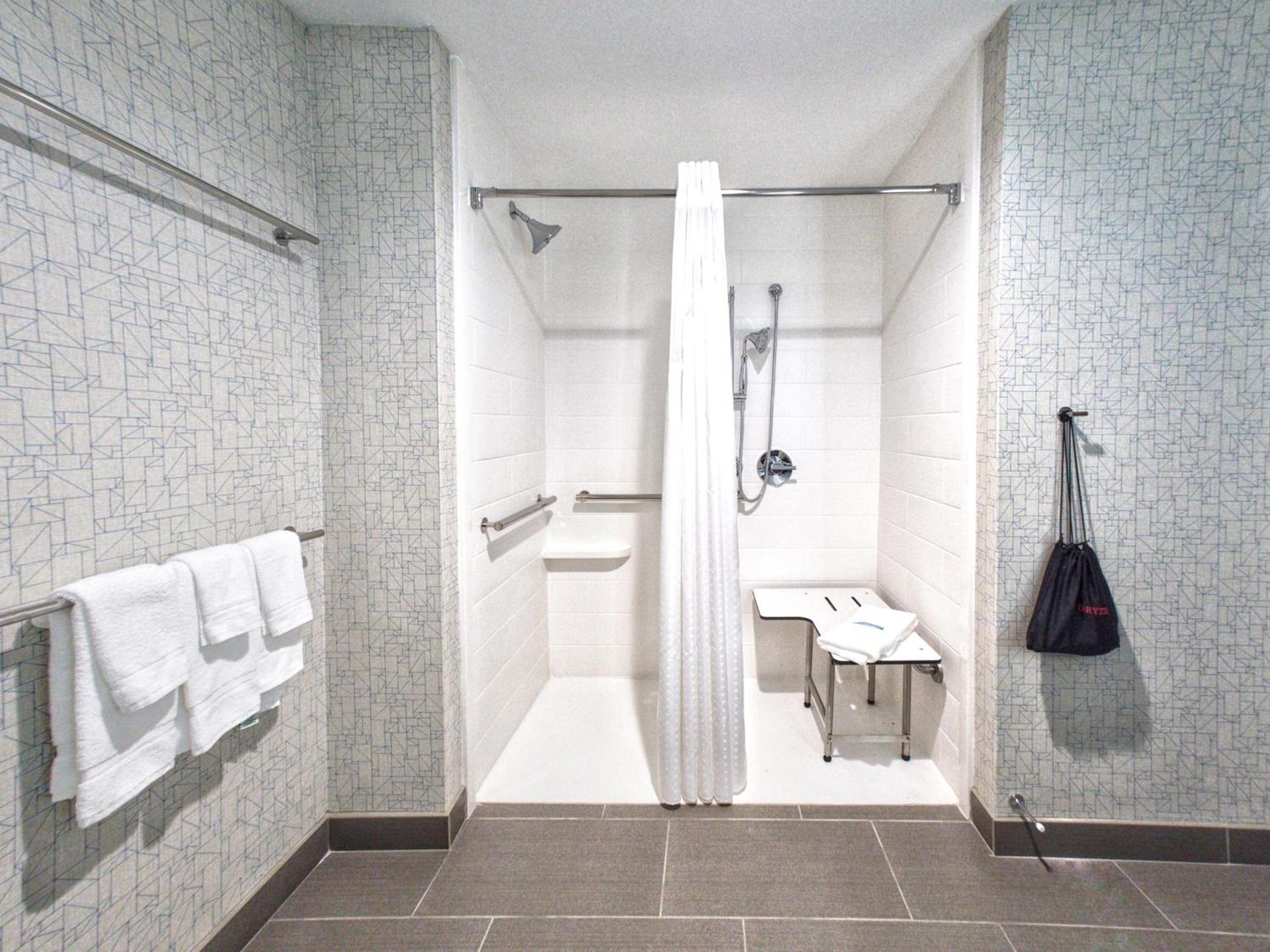 Holiday Inn Express & Suites Moore by IHG photo 3