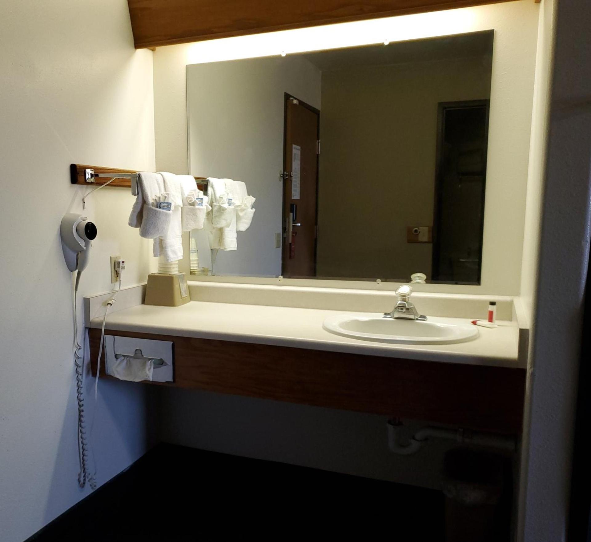 Super 8 by Wyndham Belgrade/Bozeman Airport photo 59