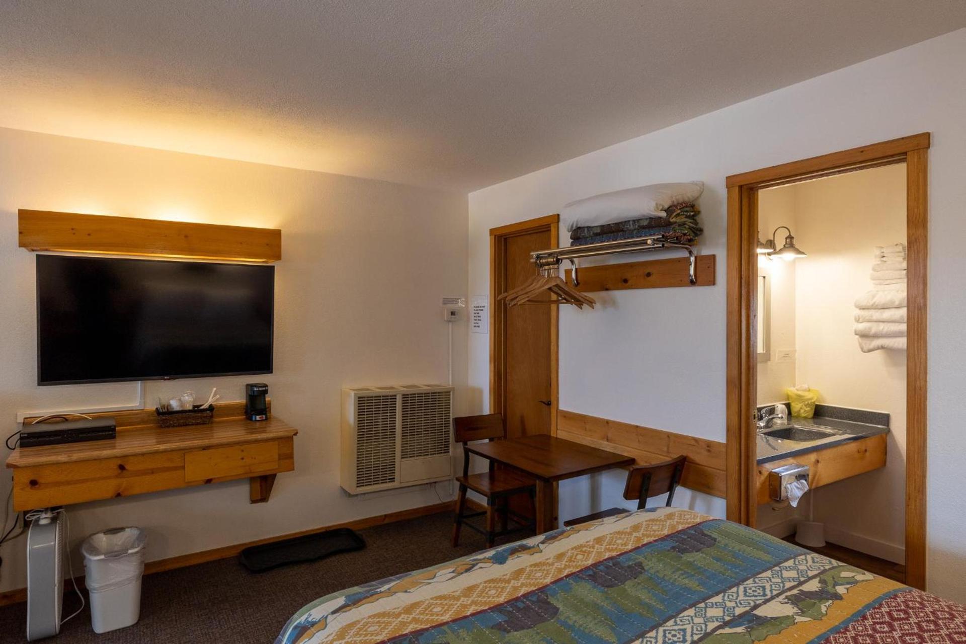 Elk Horn Lodge Motel and Cabins photo 25