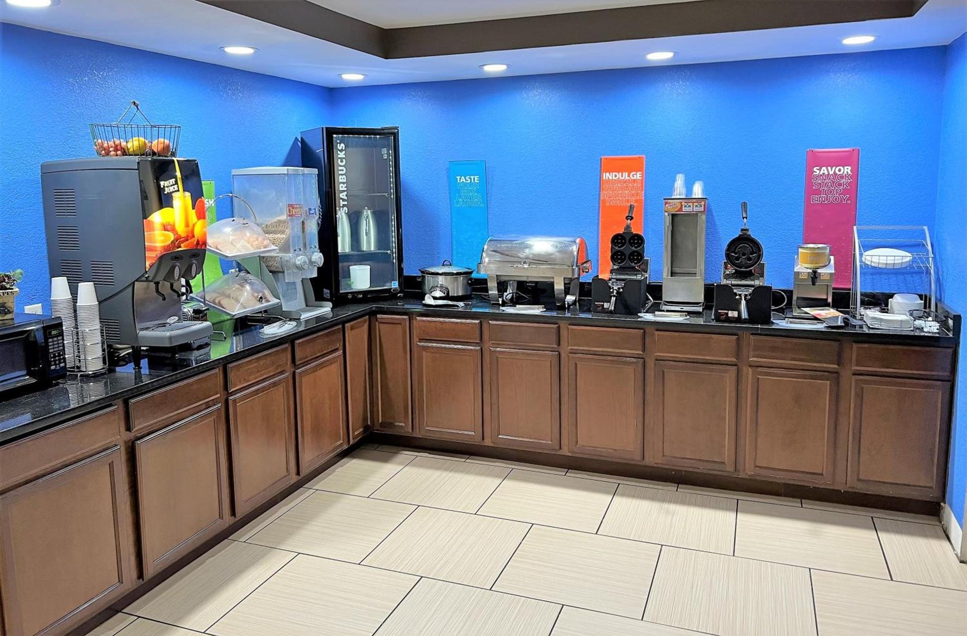 Travelodge by Wyndham Fort Wayne North photo 11