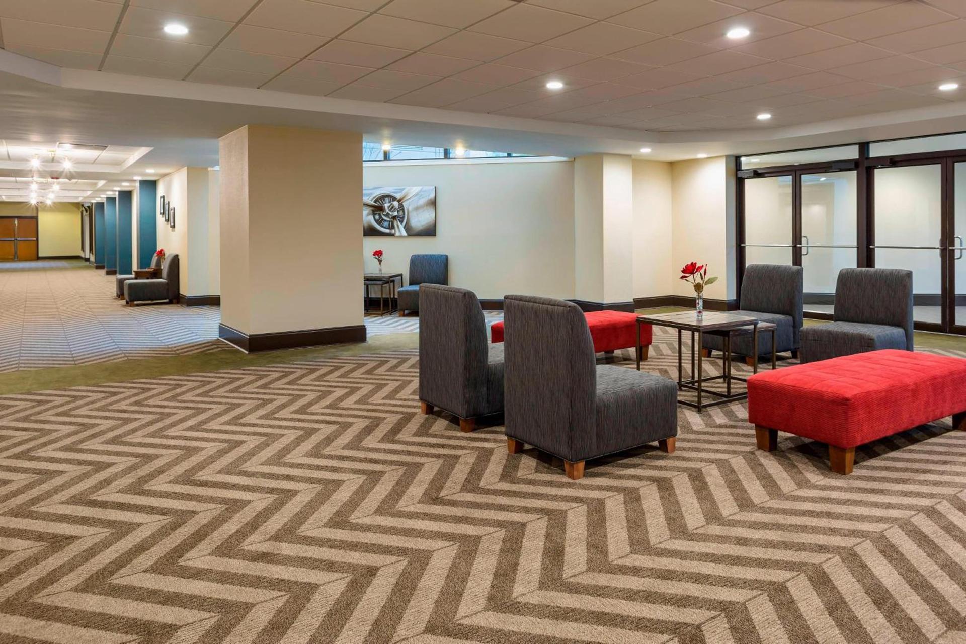 Royle Hotel Milwaukee Airport photo 22