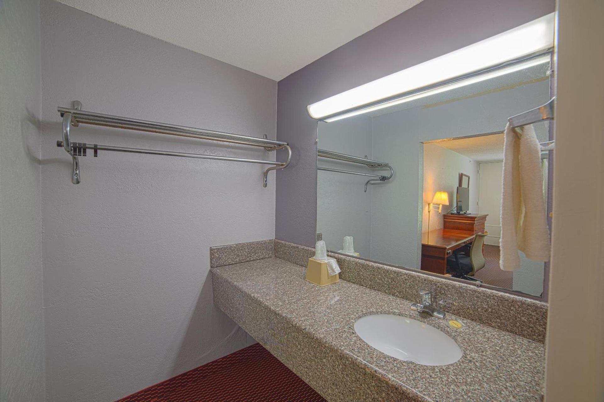Masters Inn Selma Smithfield I-95 By OYO photo 39
