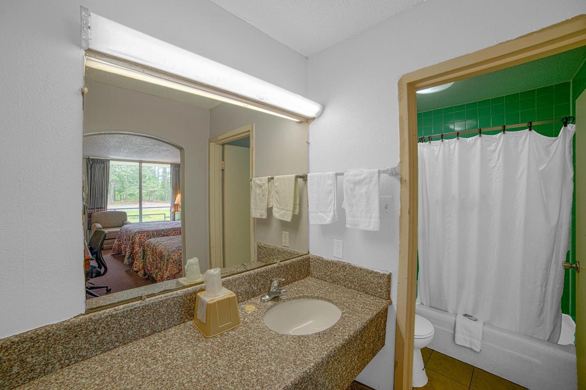 Masters Inn Selma Smithfield I-95 By OYO photo 52