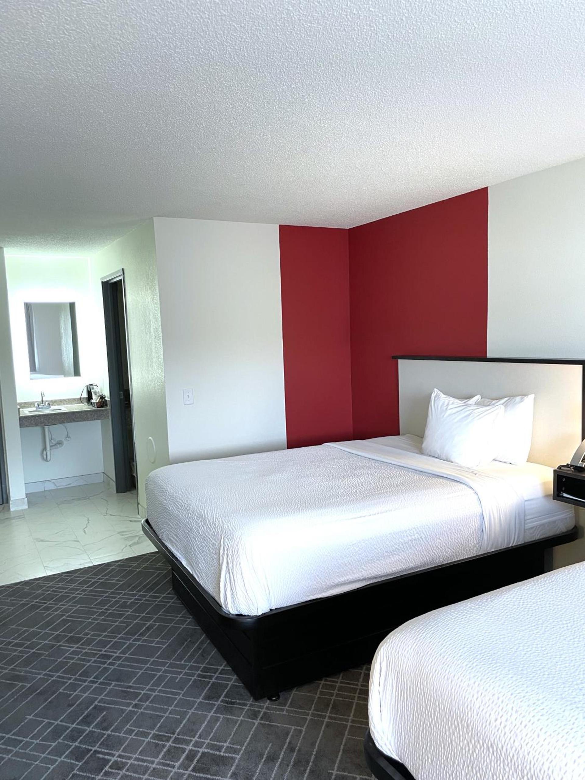 Ramada by Wyndham Waupaca photo 41