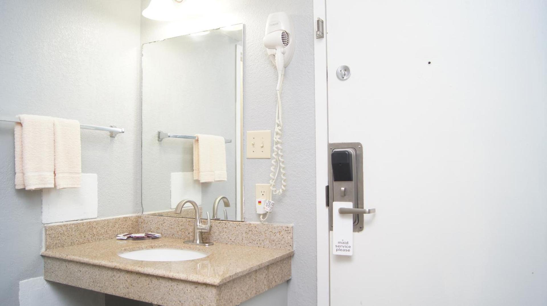 Holiday Lodge & Suites photo 15