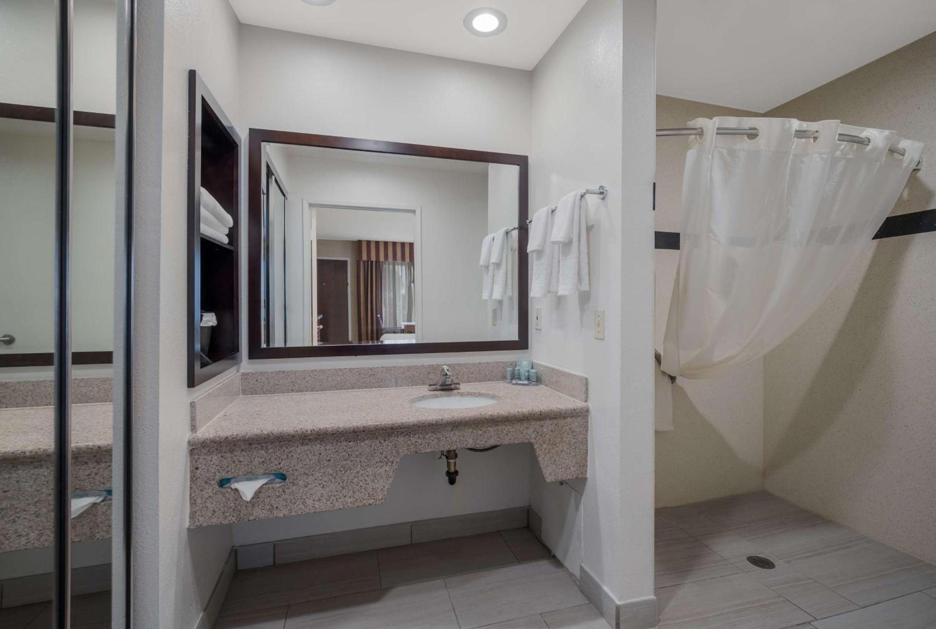 Best Western Norwalk Inn photo 22