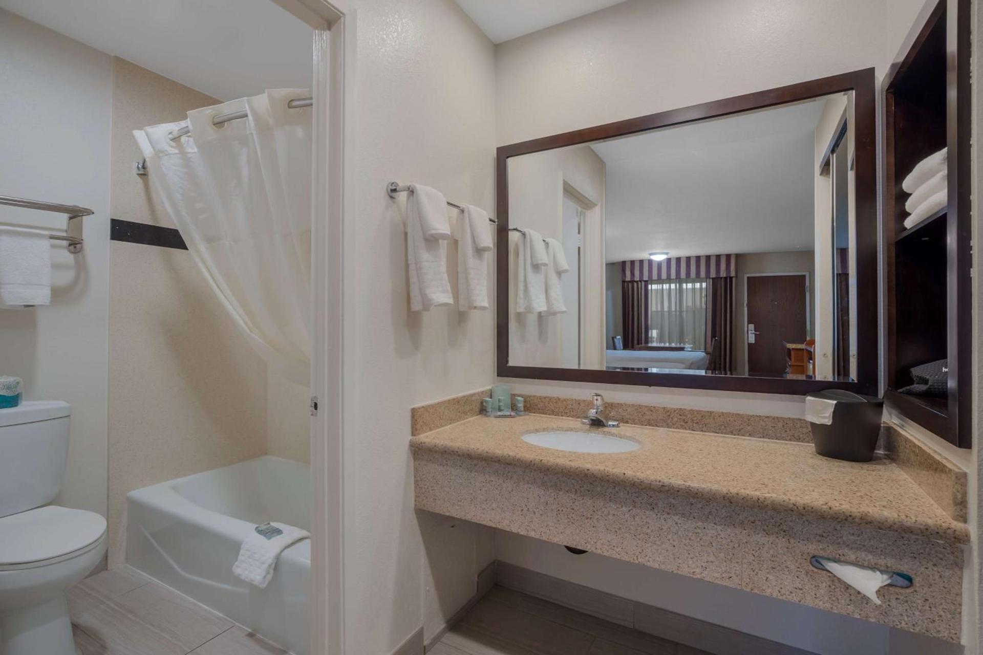 Best Western Norwalk Inn photo 28