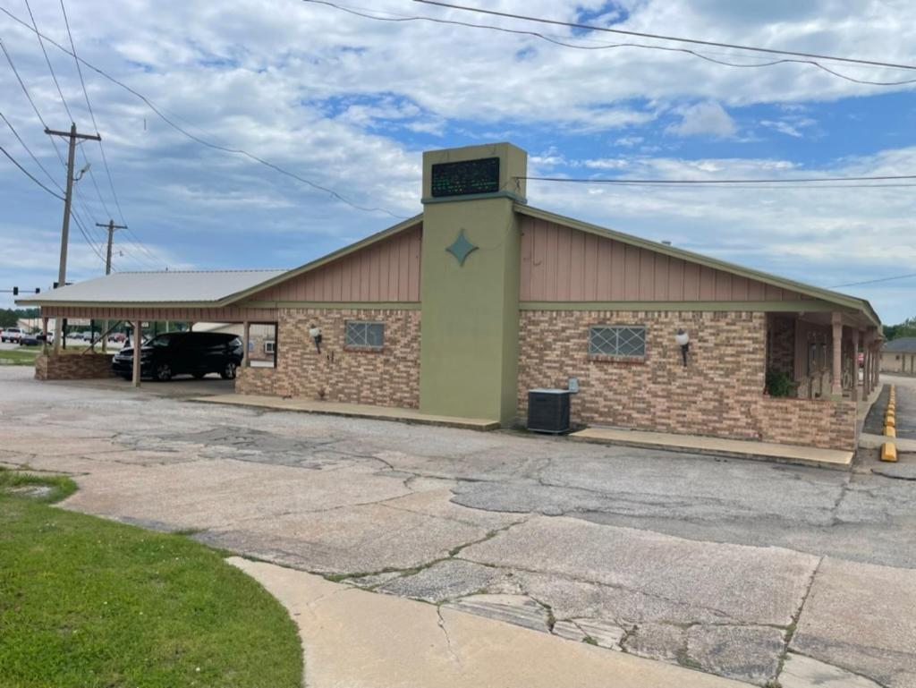 Village Inn — hotel in Ada
