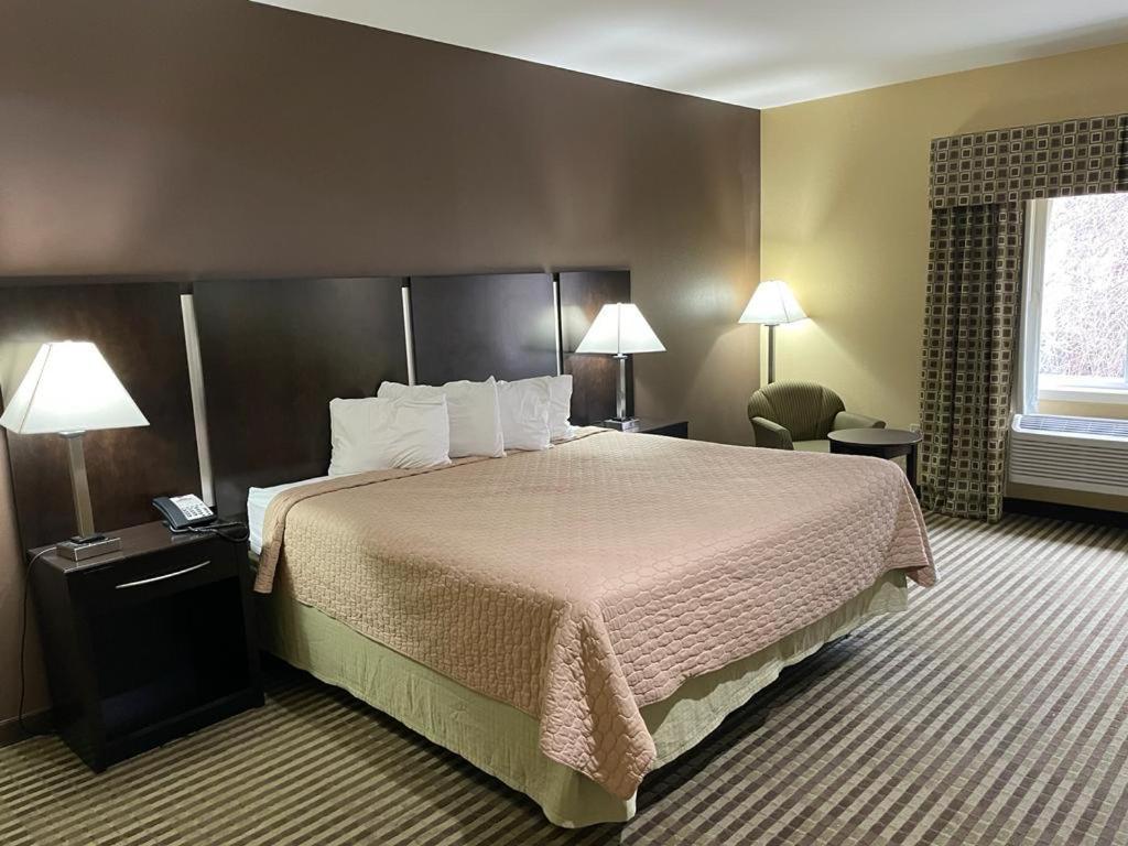 Whitney Inn & Suites photo 28