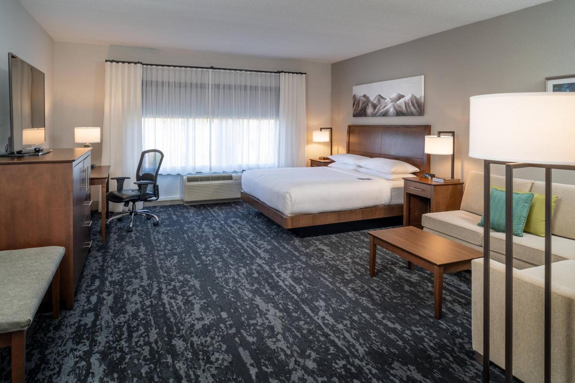 Delta Hotels by Marriott Huntington Mall photo 4
