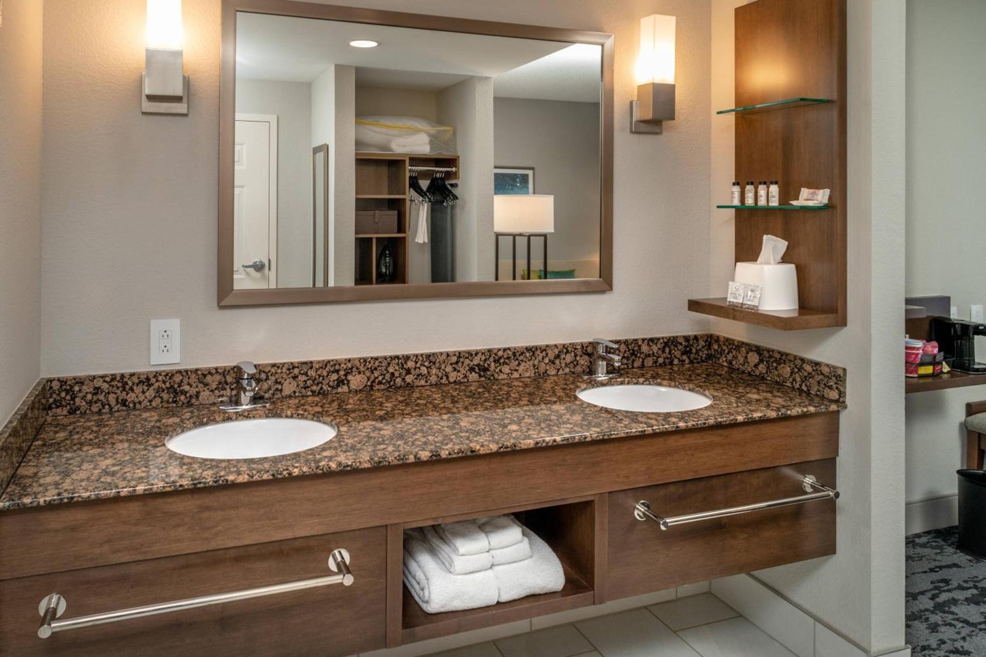 Delta Hotels by Marriott Huntington Mall photo 6