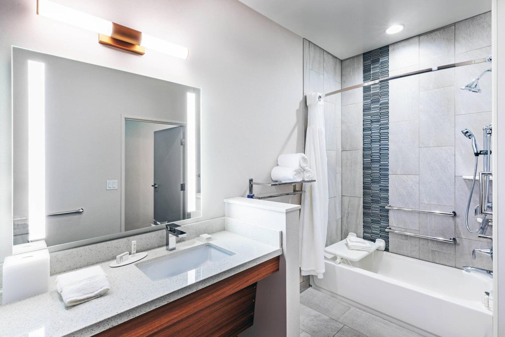 Fairfield by Marriott Inn & Suites Aberdeen, SD photo 11