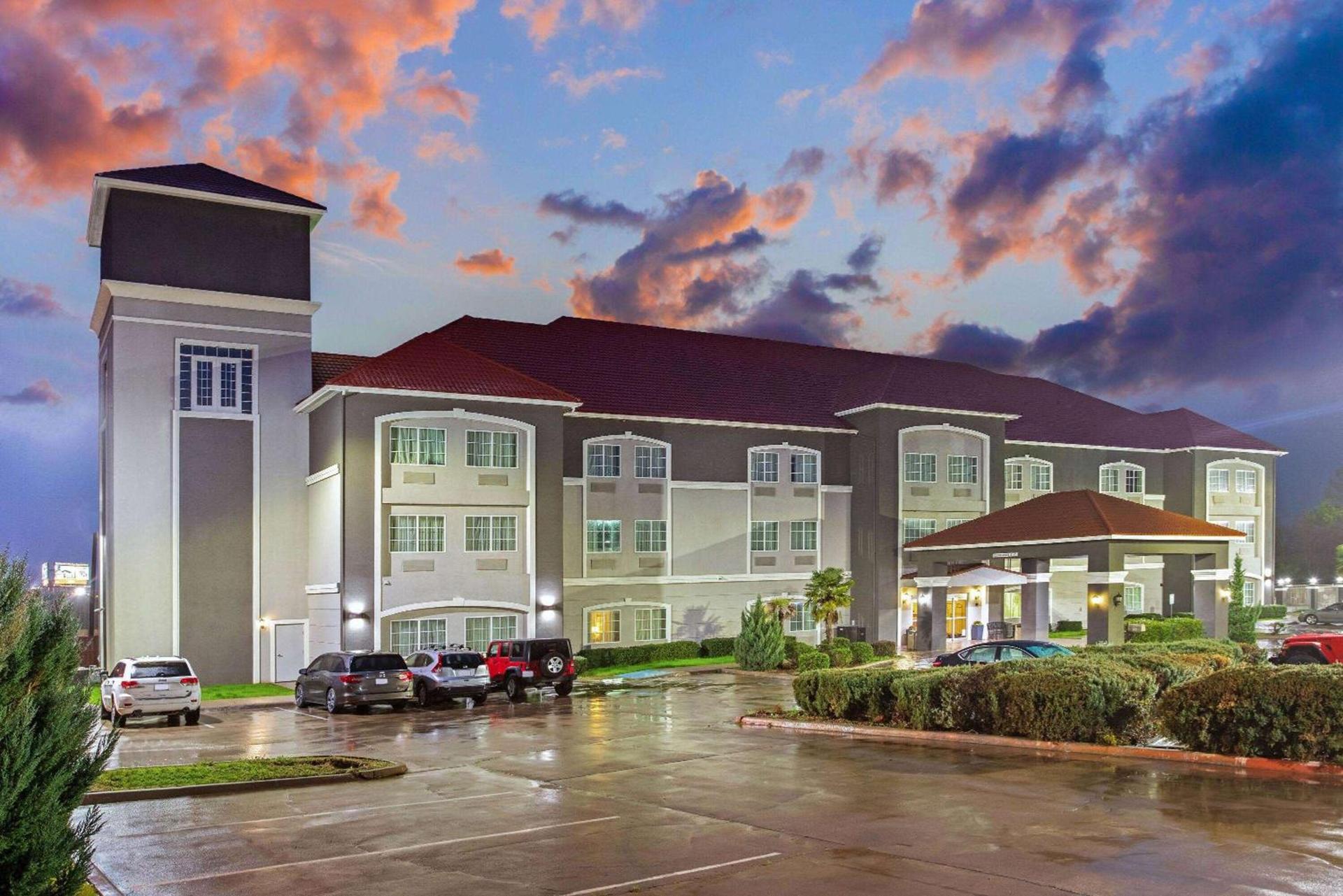 La Quinta by Wyndham Cleburne photo 3