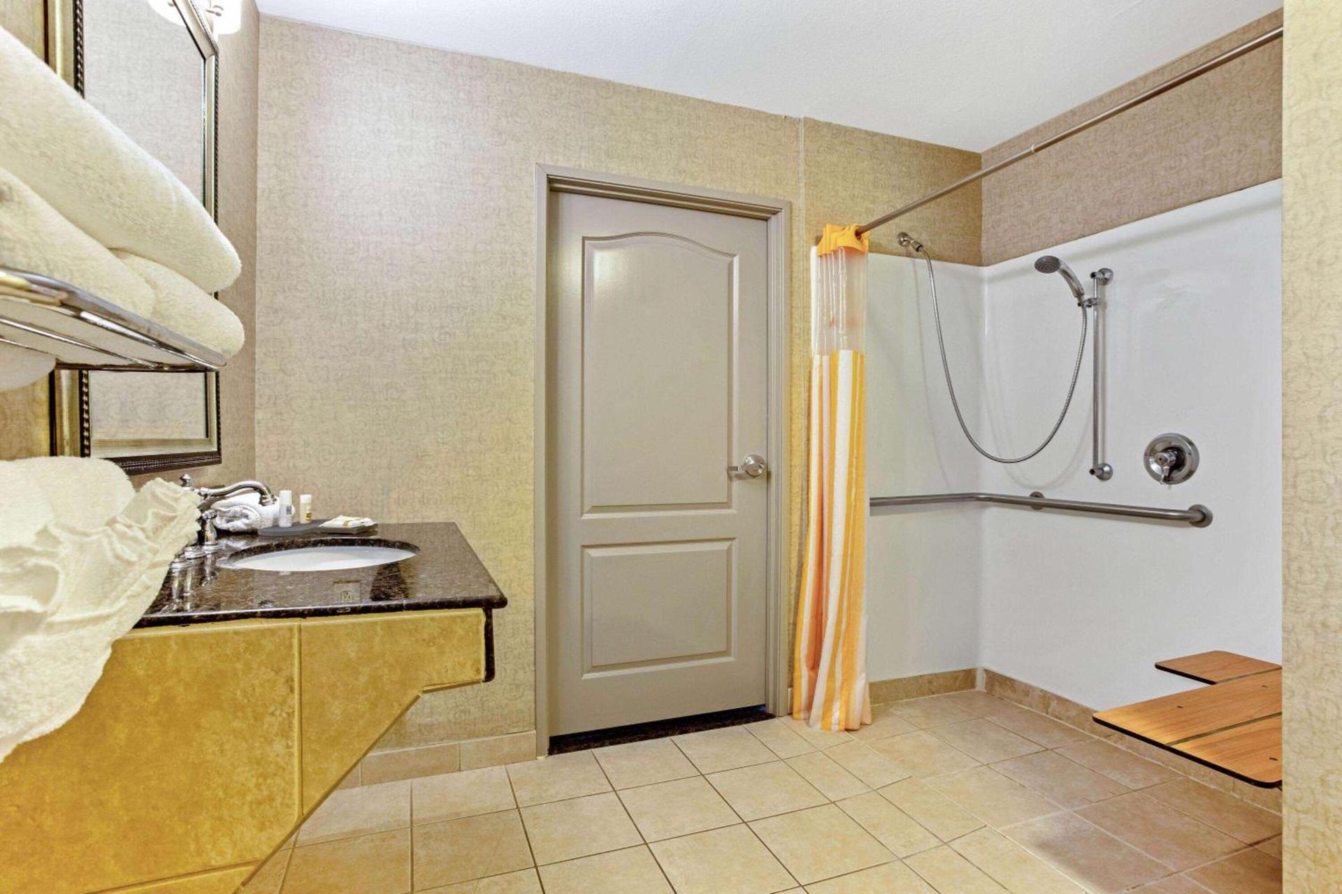 La Quinta by Wyndham Cleburne photo 17