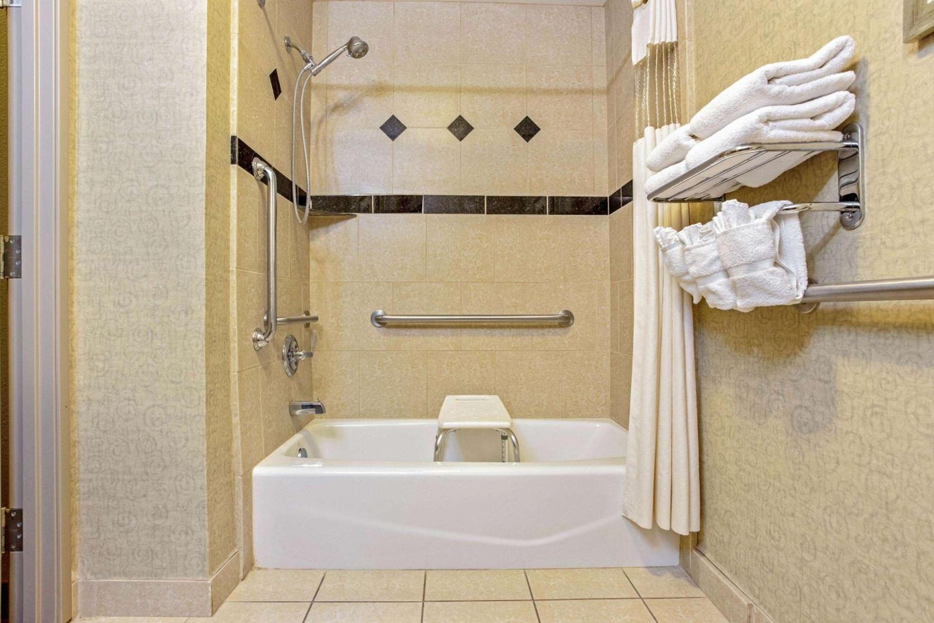 La Quinta by Wyndham Cleburne photo 18