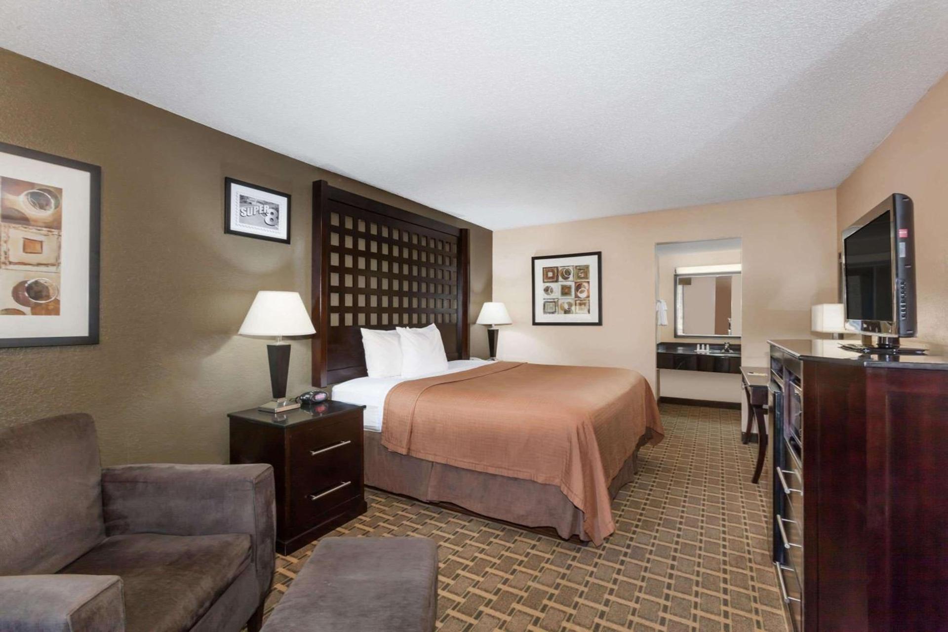 Super 8 by Wyndham Atoka photo 2