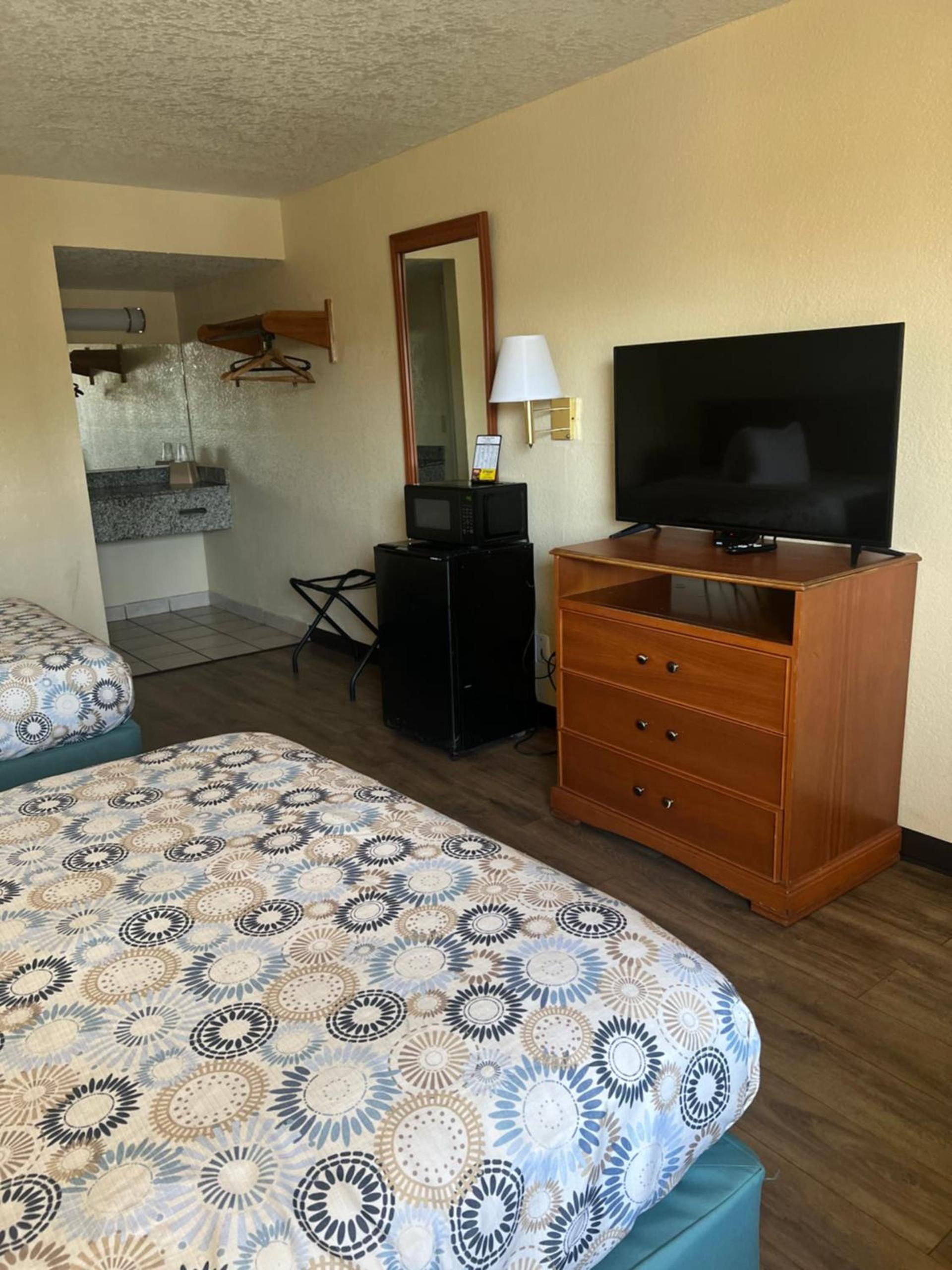 Hole Inn the Wall Hotel - Fort Walton Beach - Sunset Plaza - nearby Beaches & Hurlburt photo 89