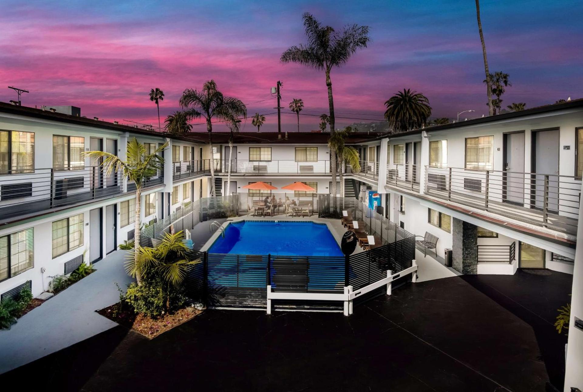 Sunset West Hotel, SureStay Collection By Best Western photo 3