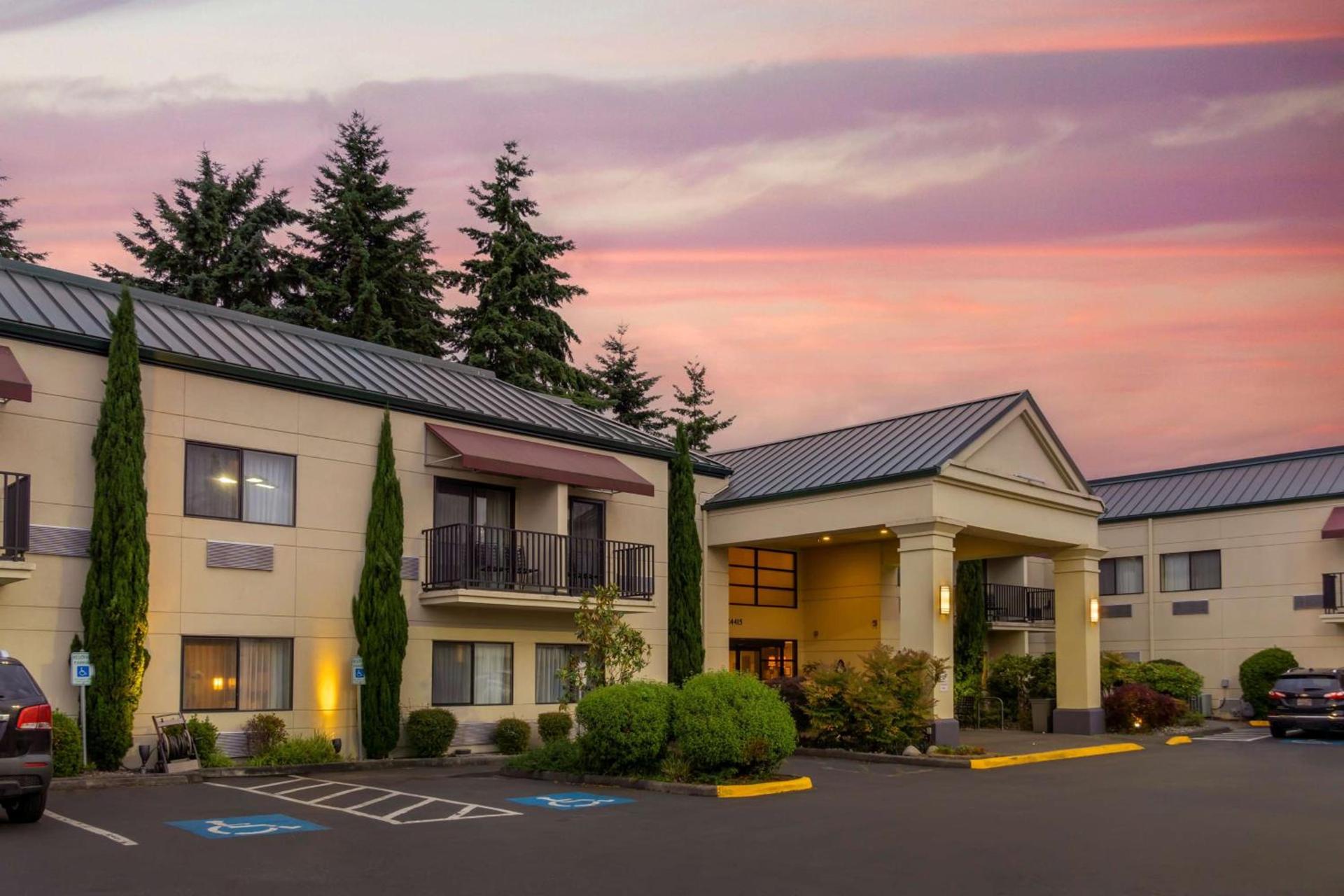 Best Western Plus Plaza by the Green — hotel in Kent