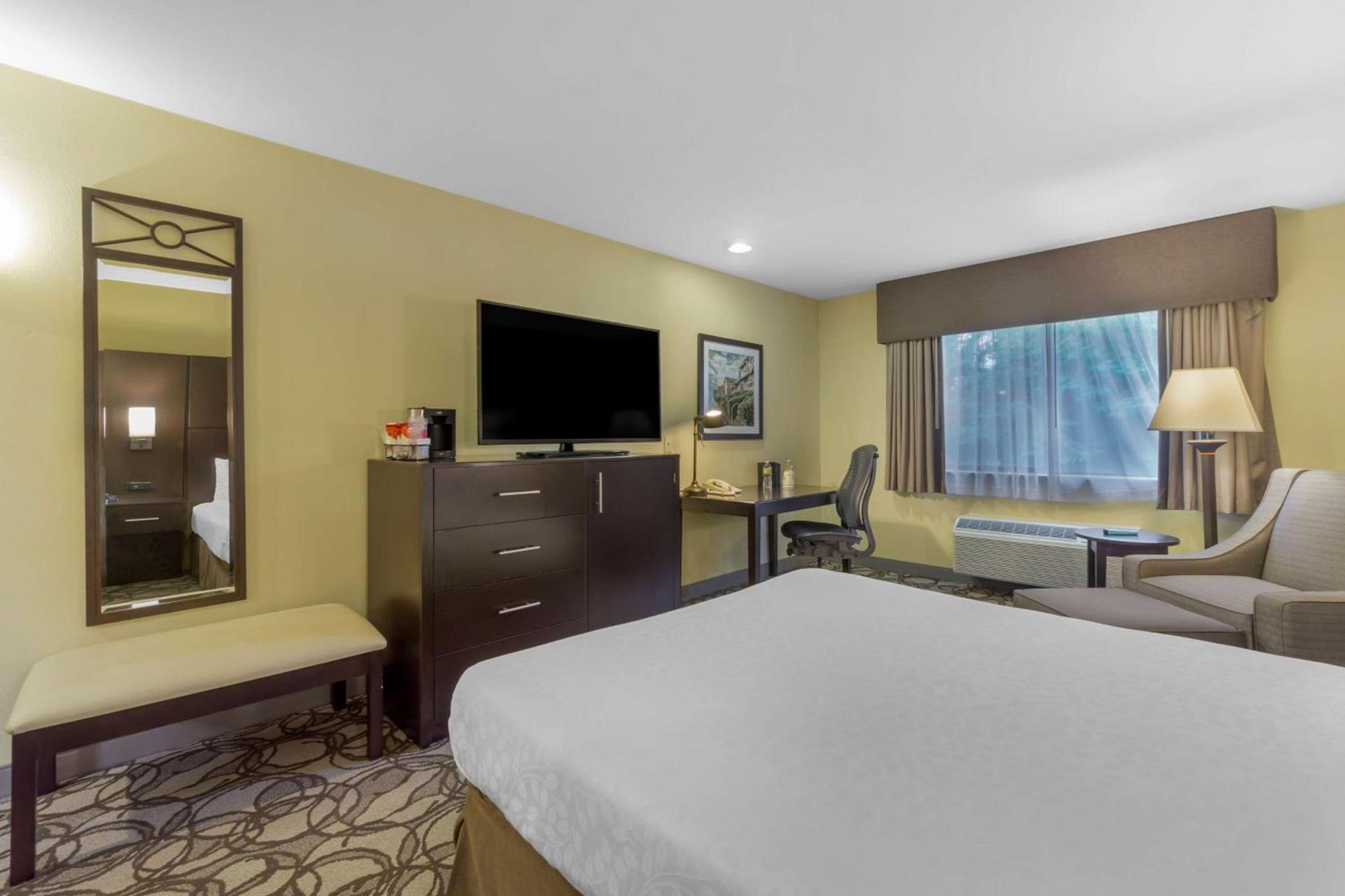 Best Western Plus Plaza by the Green photo 16