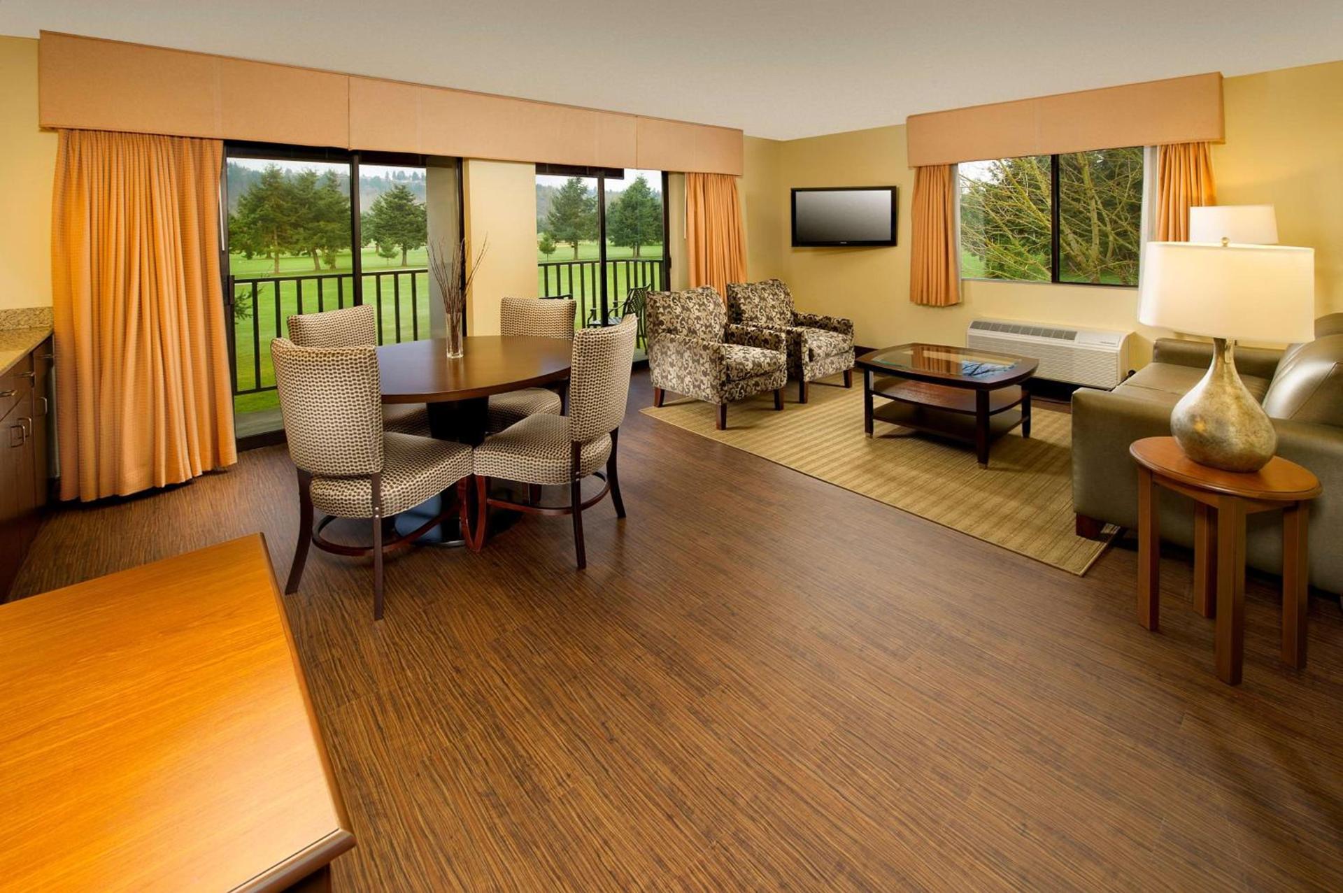 Best Western Plus Plaza by the Green photo 54