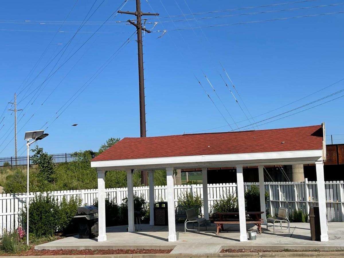 Regal 8 Inn & Suites photo 2