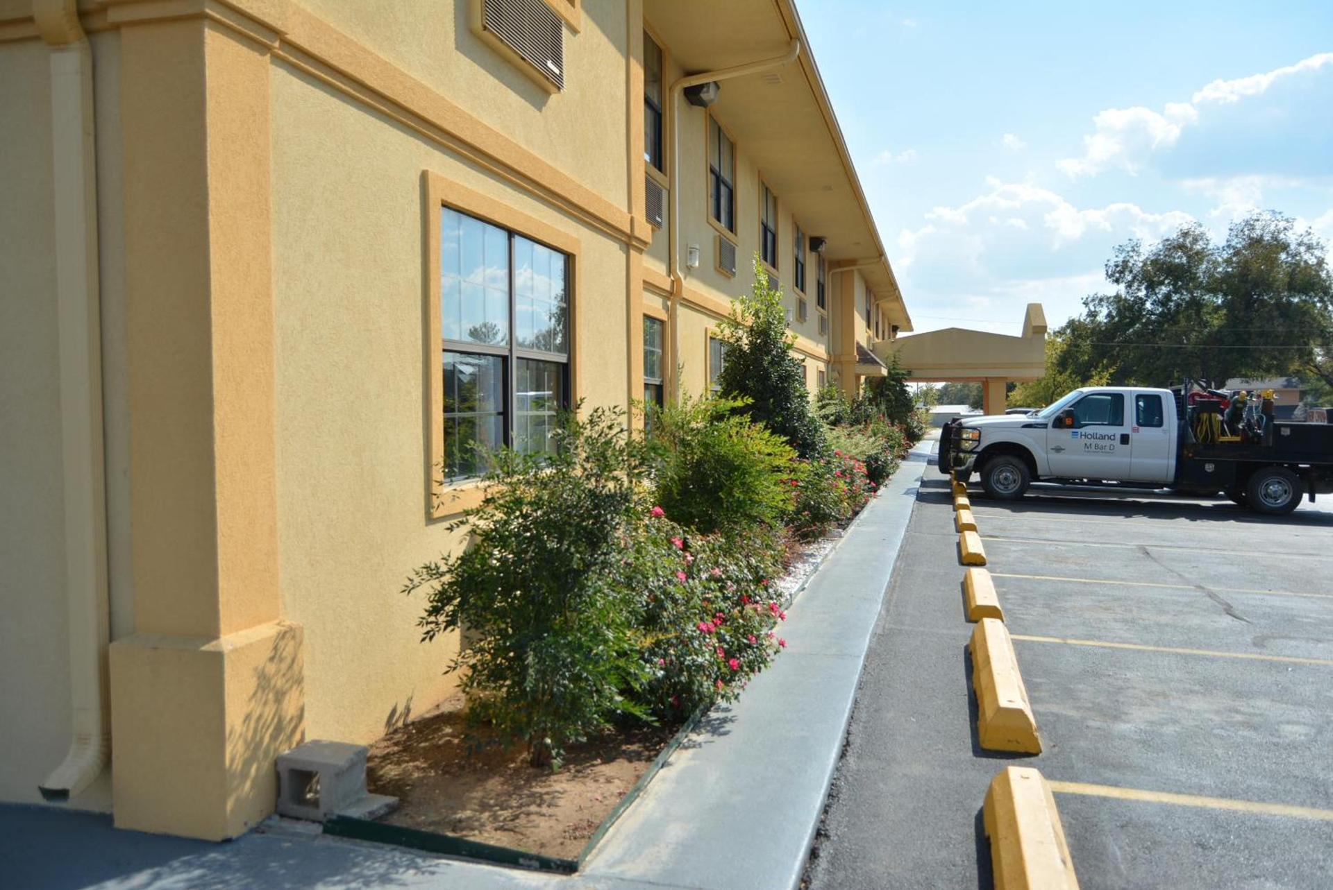 Super 8 by Wyndham Sulphur photo 21