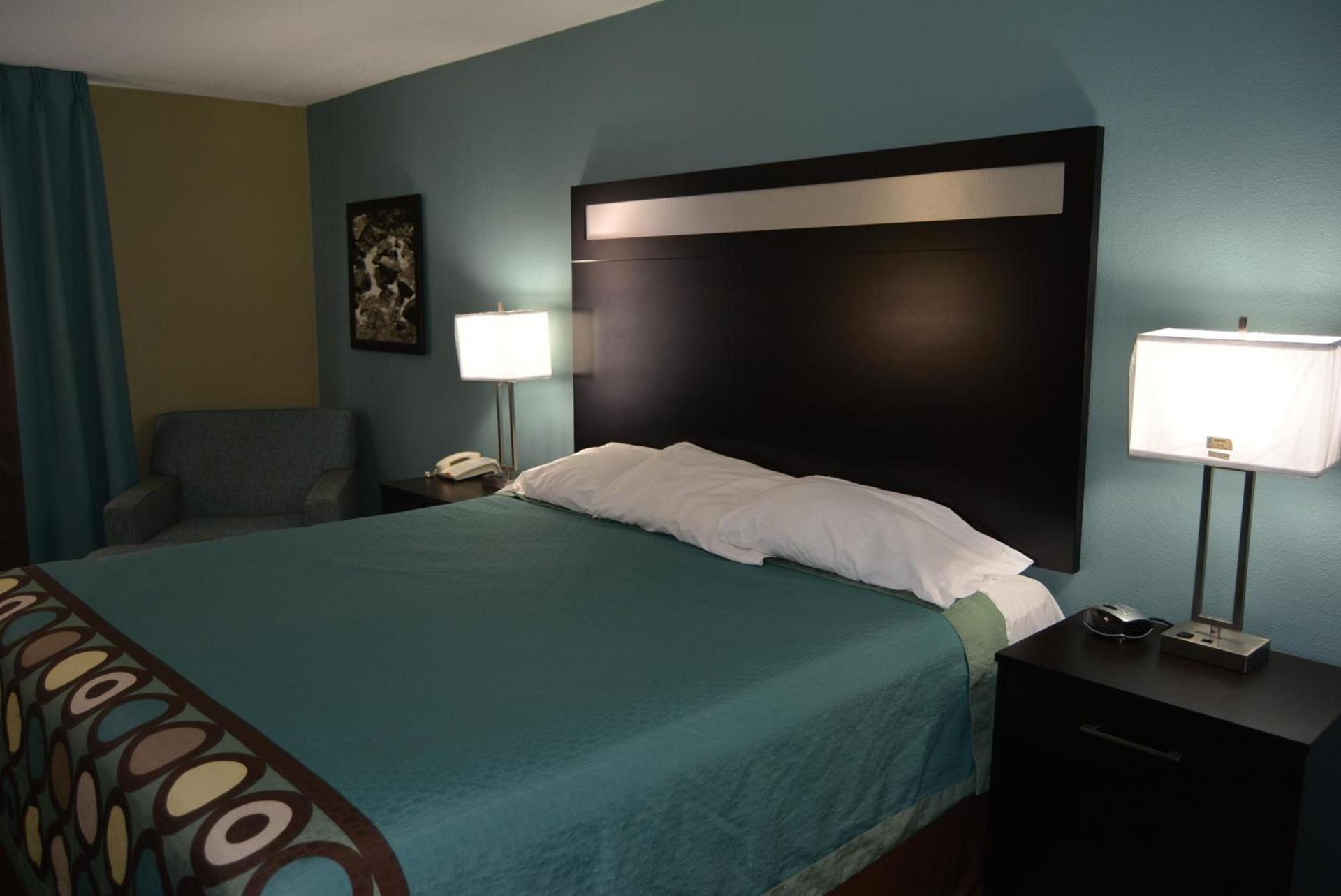 Super 8 by Wyndham Sulphur photo 35