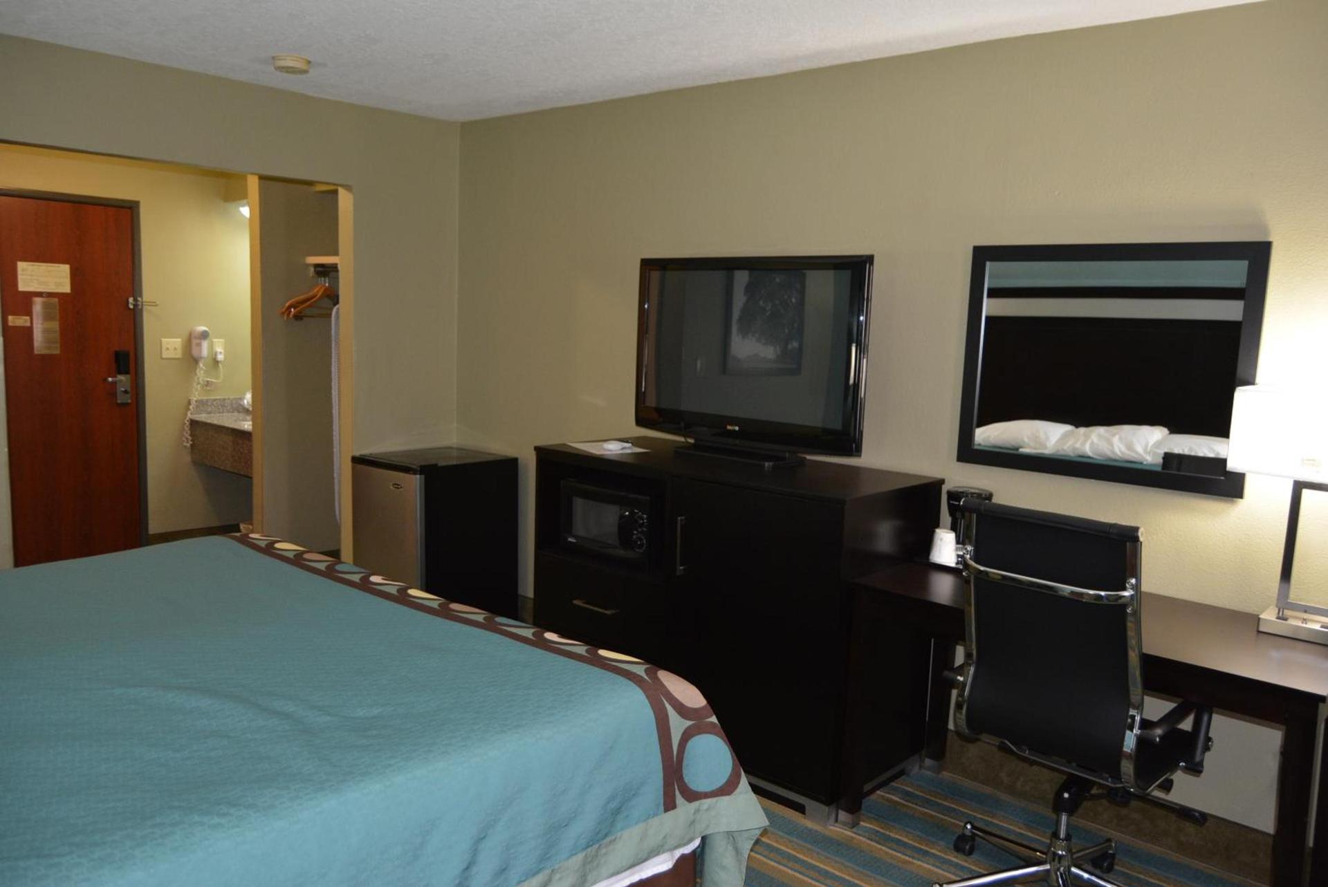 Super 8 by Wyndham Sulphur photo 39