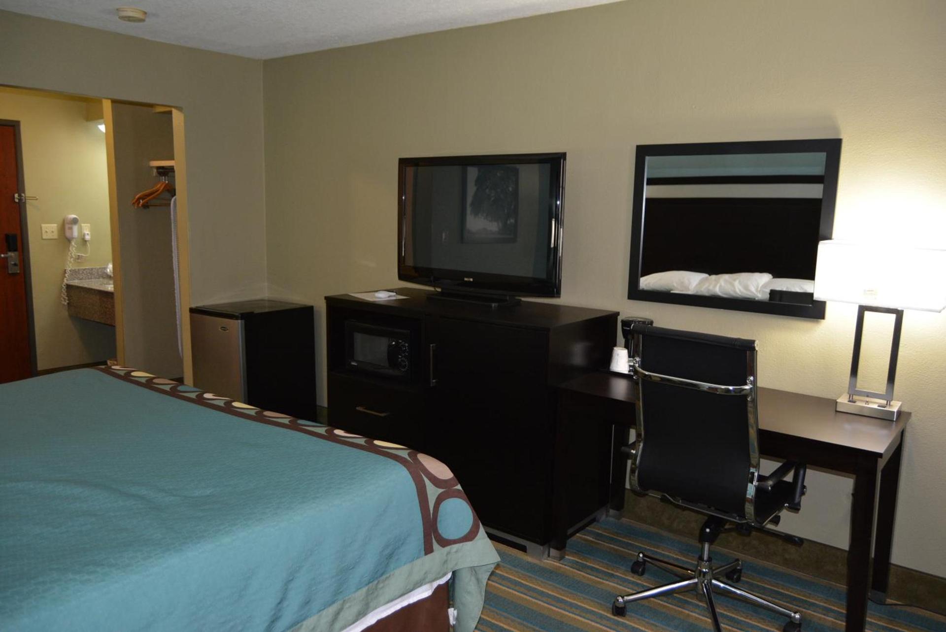 Super 8 by Wyndham Sulphur photo 40