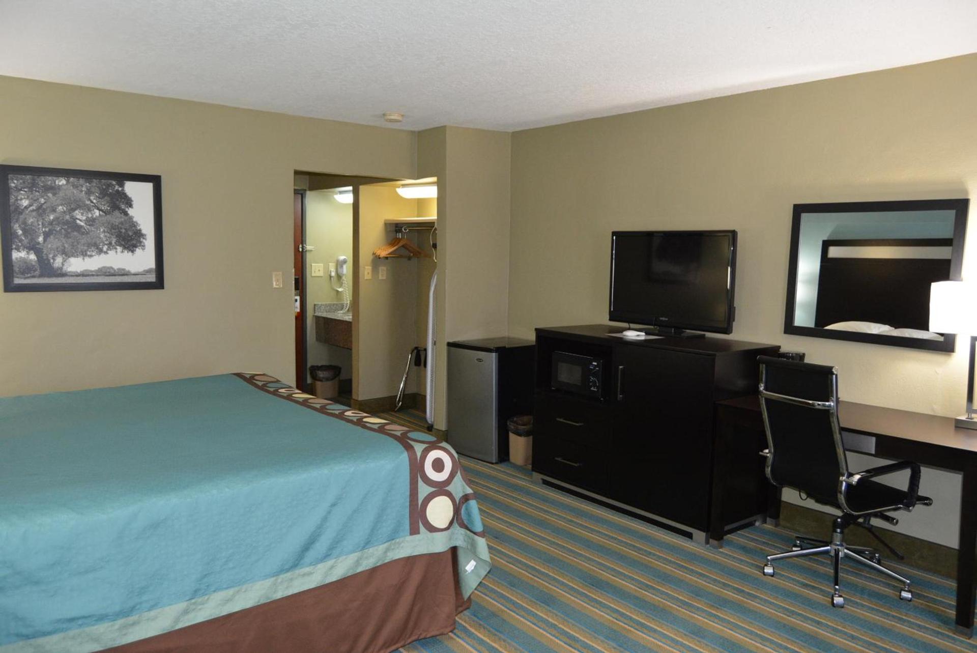 Super 8 by Wyndham Sulphur photo 54