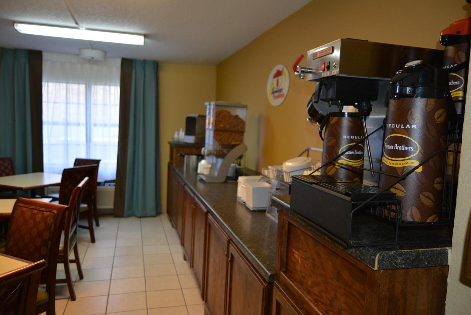 Super 8 by Wyndham Sulphur photo 29